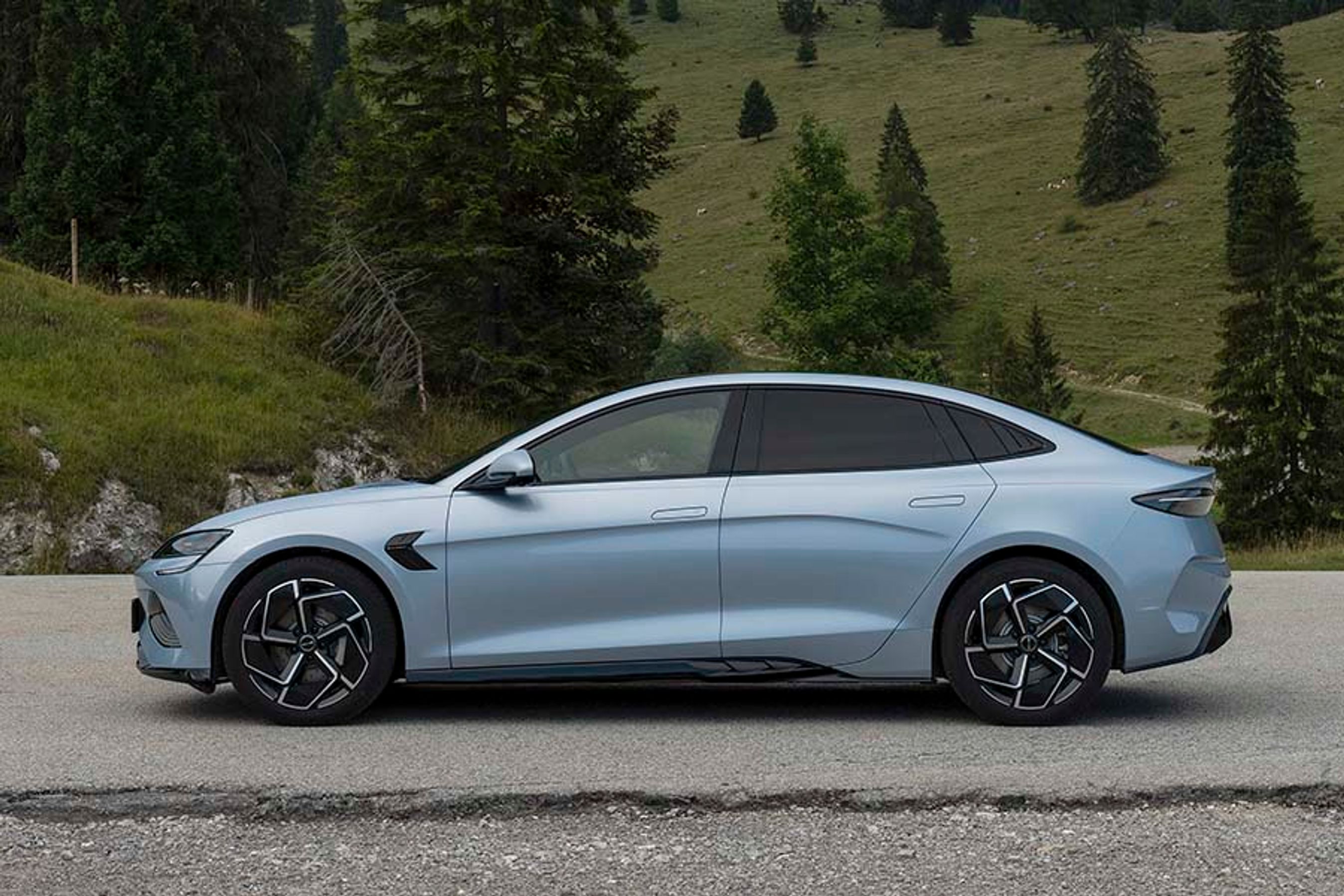 Med en længde på 4,8 meter og en akselafstand på 292 cm hører BYD til blandt de større biler i den store mellemklasse.