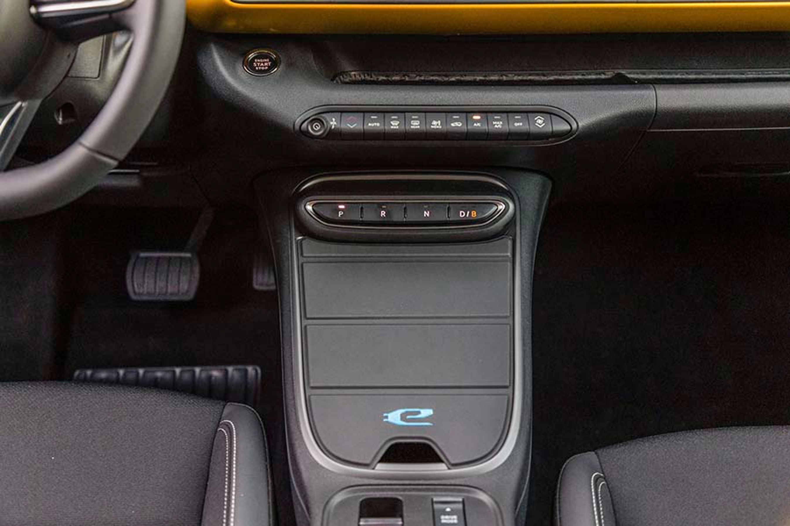 Ingen gearstang her - køreretningen vælges på knapperne i midterkonsollen.