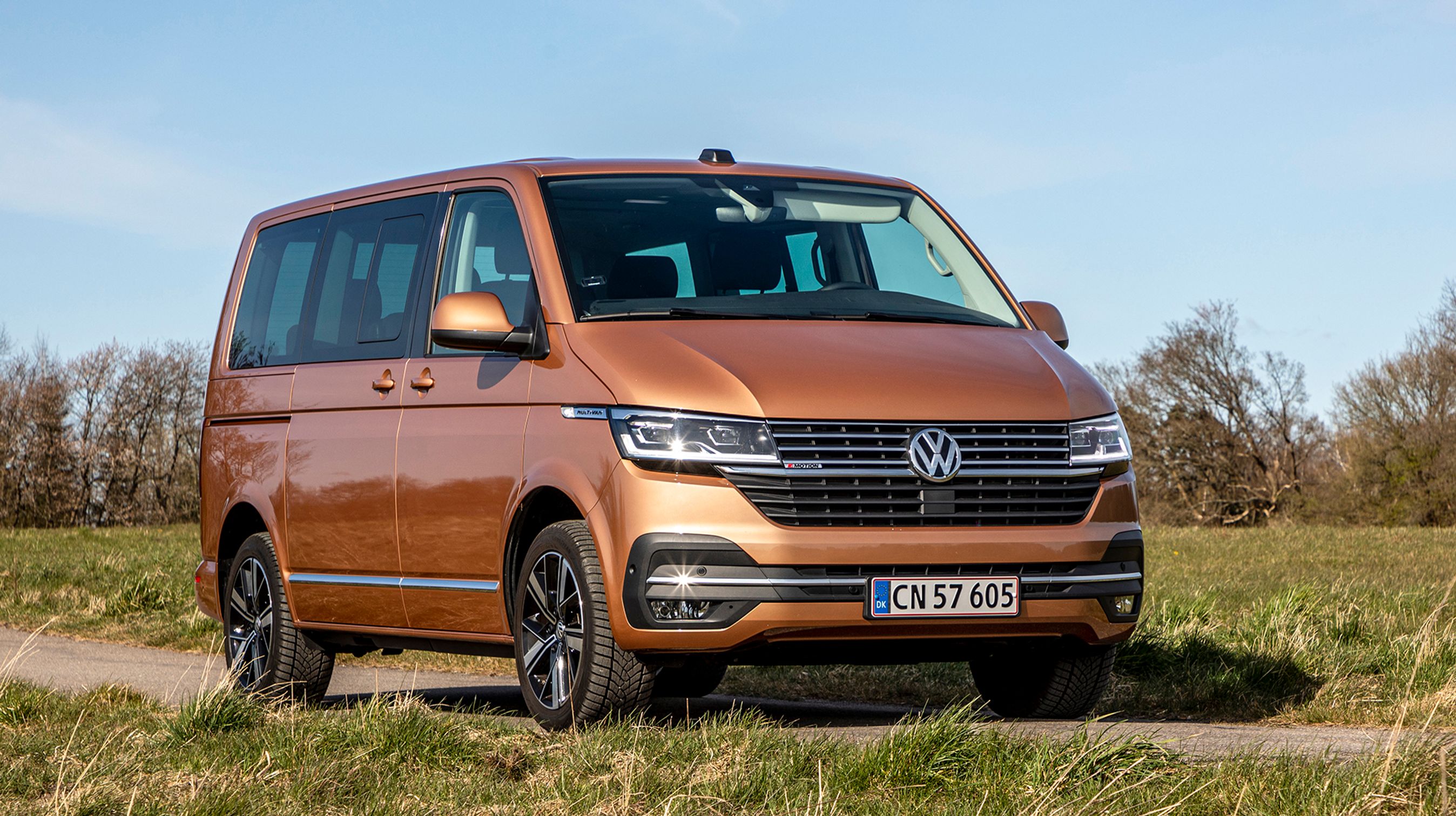 VW Multivan er en fleksibelt indrettet minibus med plads til syv personer. Den er nu kommet i en ny generation og fås både i denne korte udgave og en version med lang akselafstand.