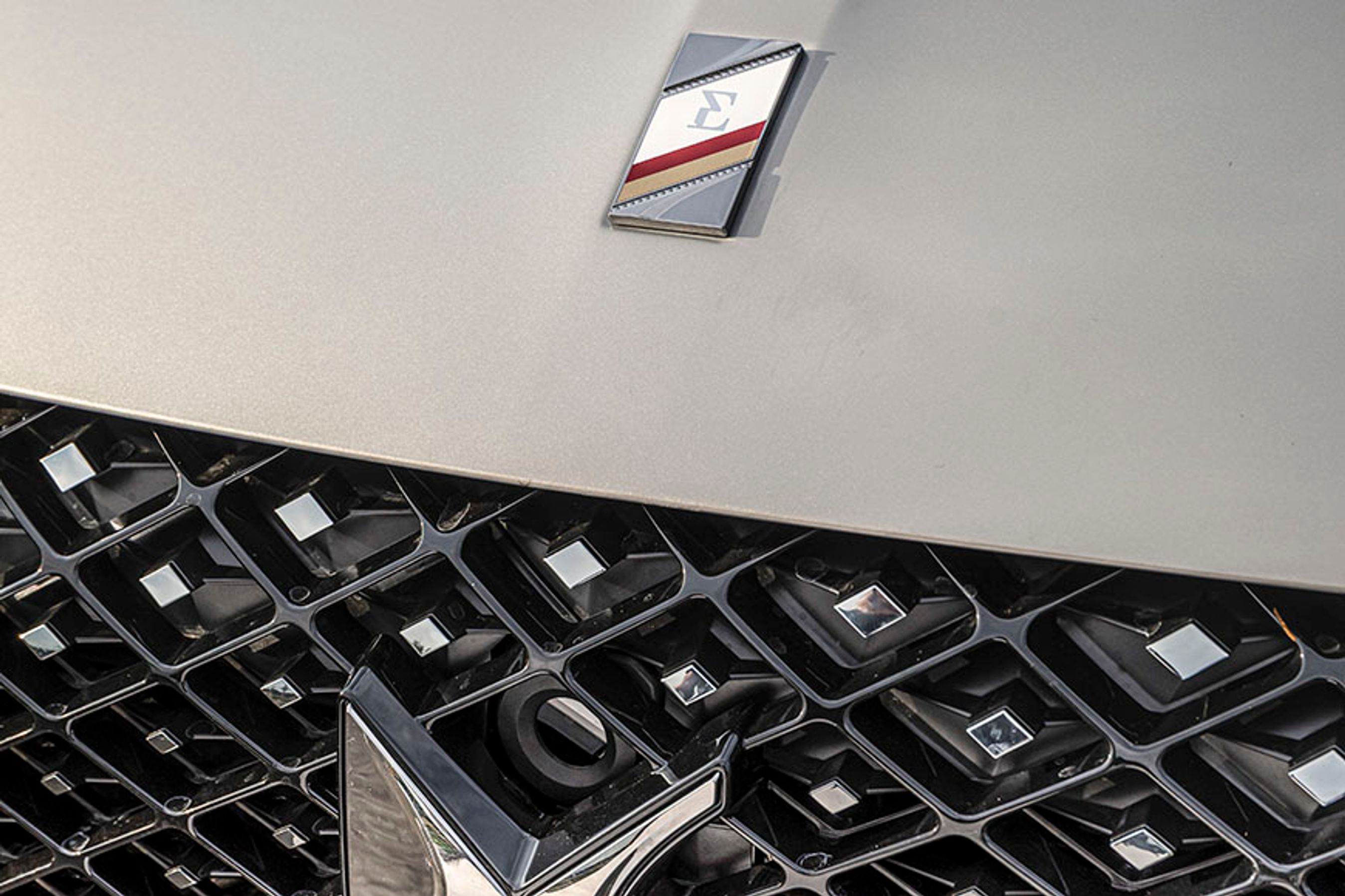 Designerne har skelet til modeverden, da fronten skulle tegnes. Krom, emblemer og detaljer udstråler det, man normalt forbinder med smykkeverdenen – i hvert fald når det er nyt og rent.