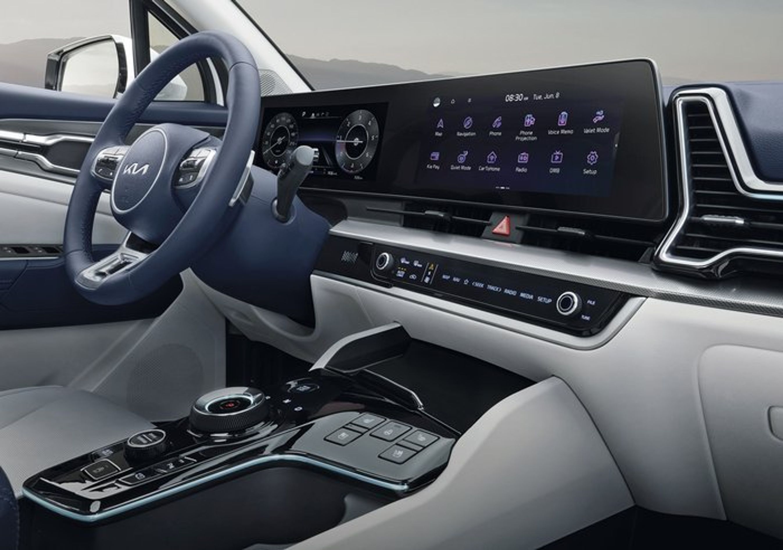 Kabinen rykket et stort skridt op med de store, sammenhængende skærme og (bedømt fra billeder) mere eksklusive materialer. Direkte knapper til bl.a. klimaanlæg er bevaret.