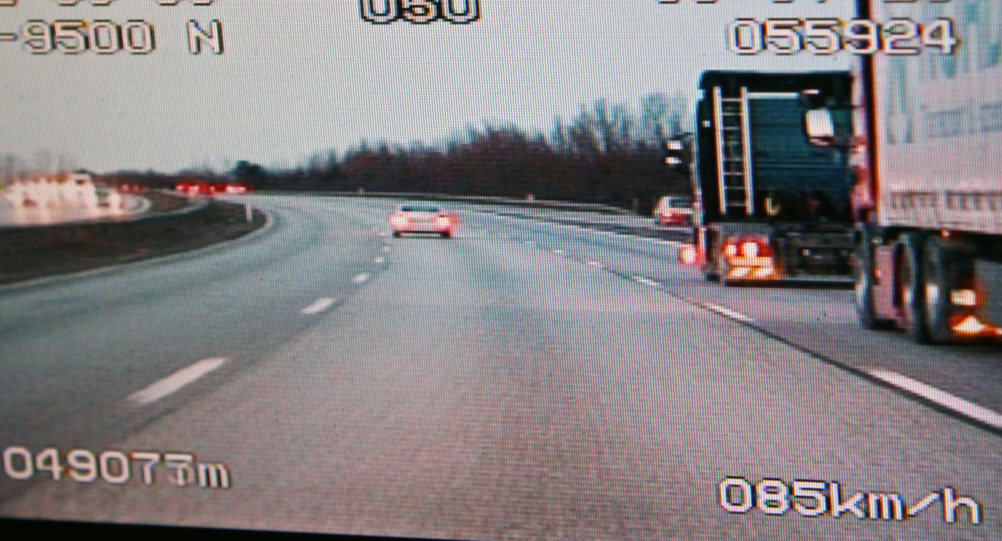 Skærmbillede, der viser bilist i motorvejens midterbane.