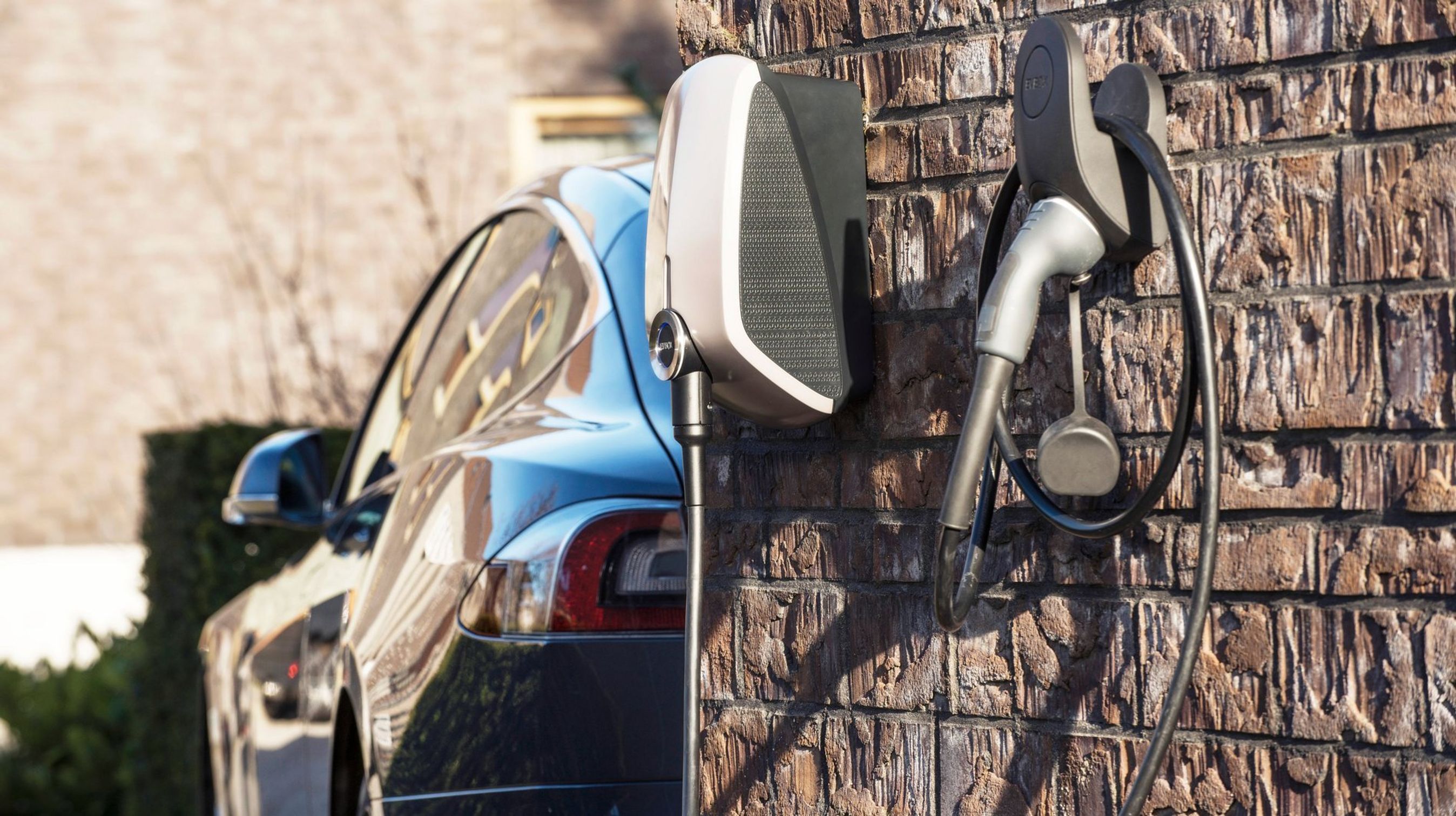 Se her, hvordan du får den rette ladeboks og strømforbindelse i indkørslen eller carporten.