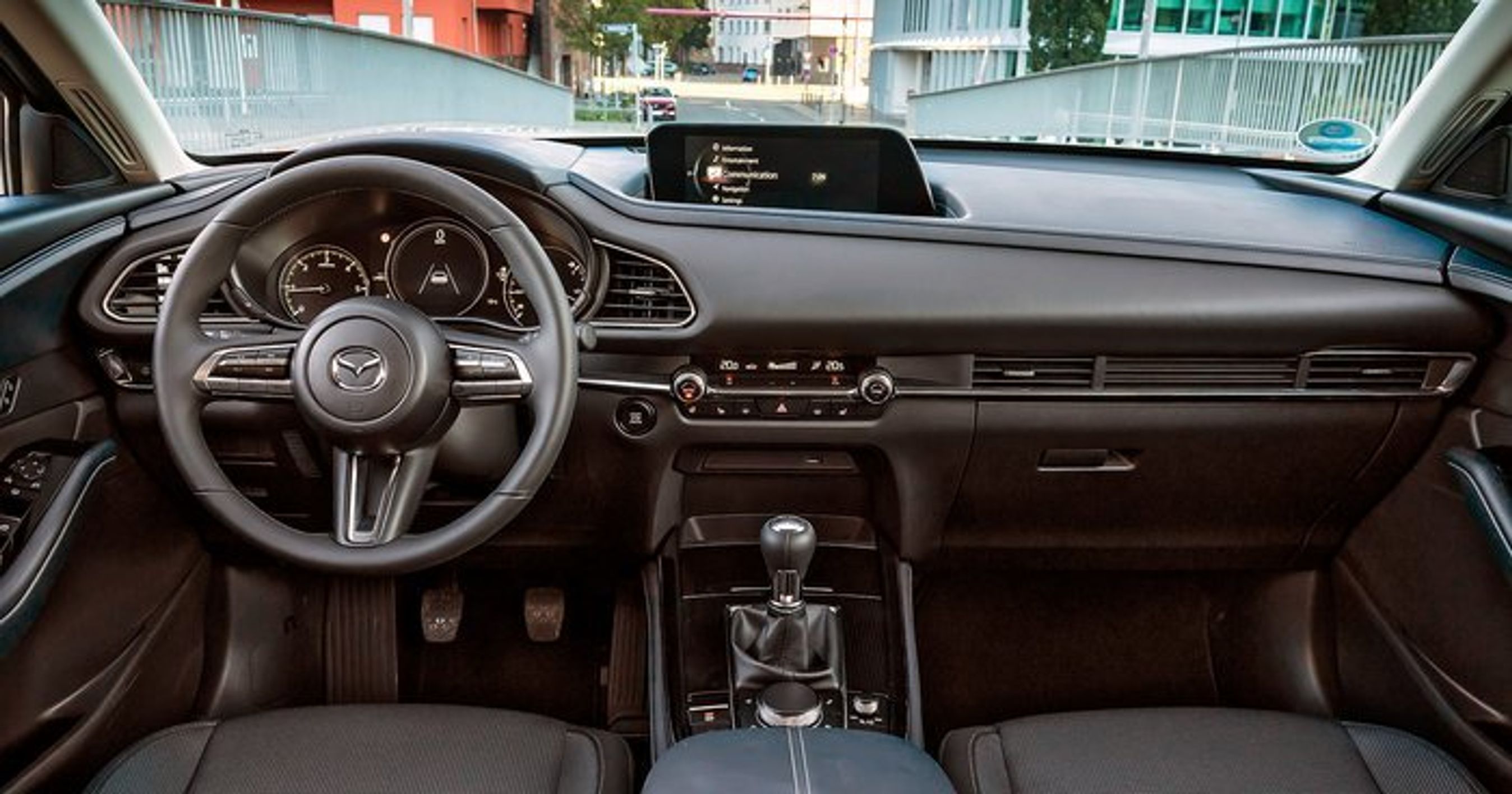 Førerpladsen er velordnet og øverst på instrumentbordet findes den store skærm til bl.a. det standardmonterede navigationsanlæg. Skærmen er ikke trykfølsom og styres i stedet fra en drejeknap mellem forsæderne.