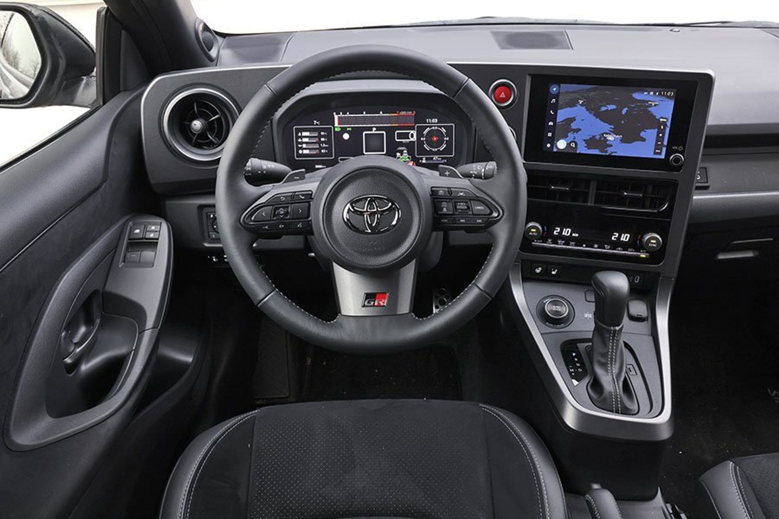Førerpladsen i en Toyota GR Yaris