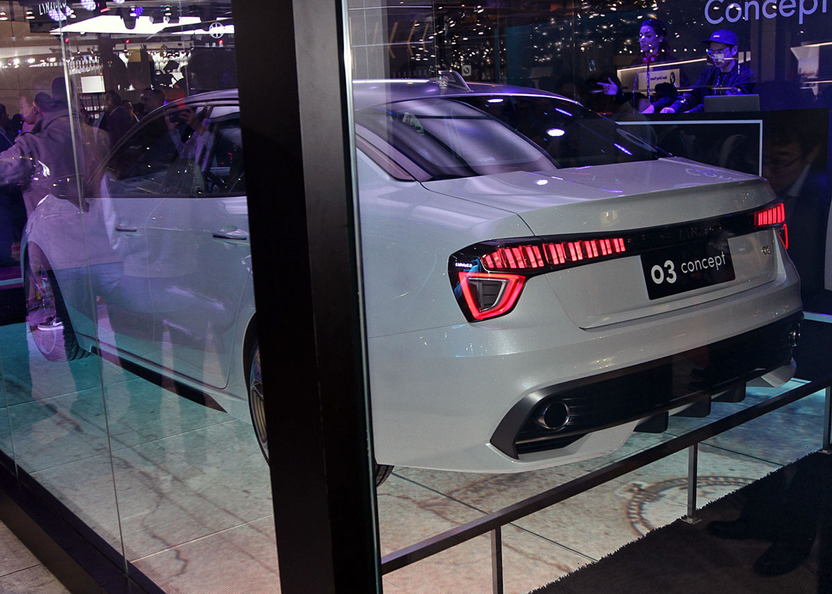 Lynk & Co 03 er en sedan og klar i Kina midt i 2018. Eneste eksemplar ved verdenspremieren i Shanghai var gemt væk i et glasbur, så den var mere end vanskelig at fotografere. Fotos: Torben Arent