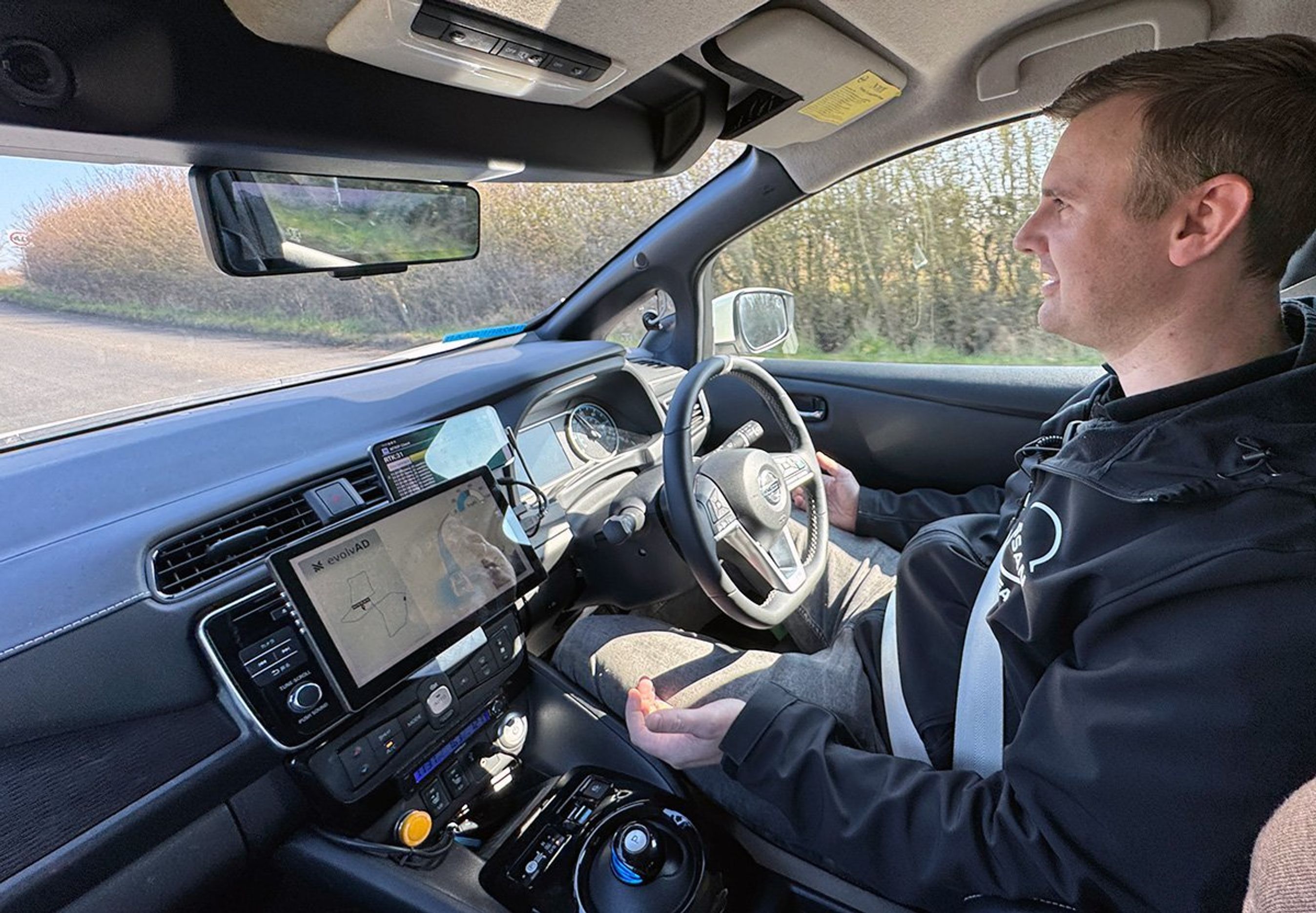 Person bag rattet uden at holde ved det.