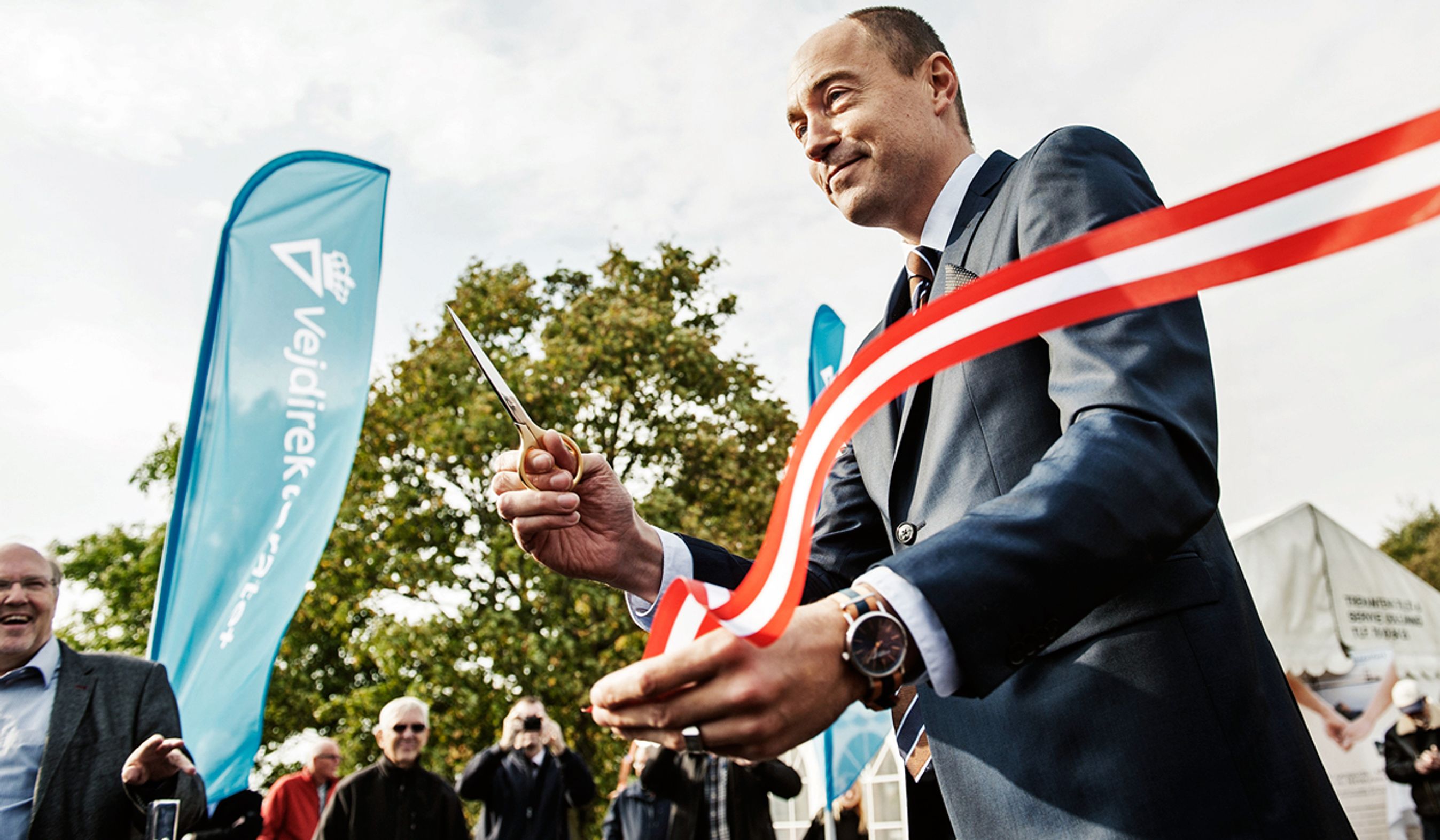 Transportminister Magnus Heunicke klippede symbolsk snoren ved samkørselspladsen ved Skovsvinget.