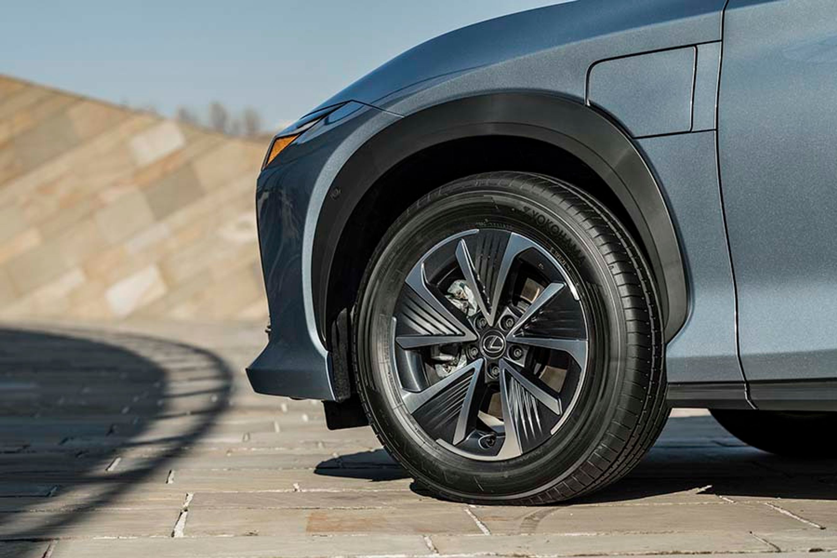 Ladestikket er placeret ved venstre forhjul. Hjemme kan bilen oplades med 11 kW, og på farten kan den DC-lades med op til 150 kW. Batteriet er på 64 kWh netto.