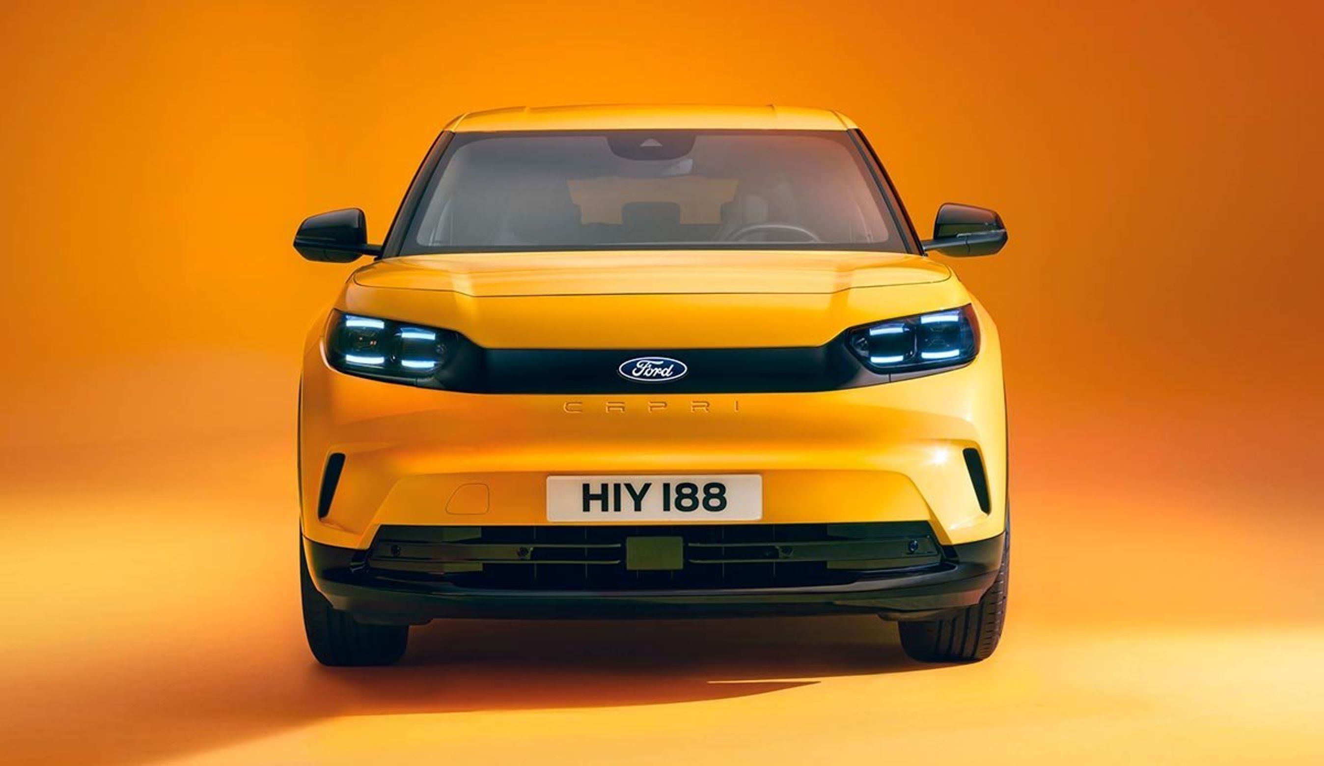 Ford Capri i gul set lige forfra.