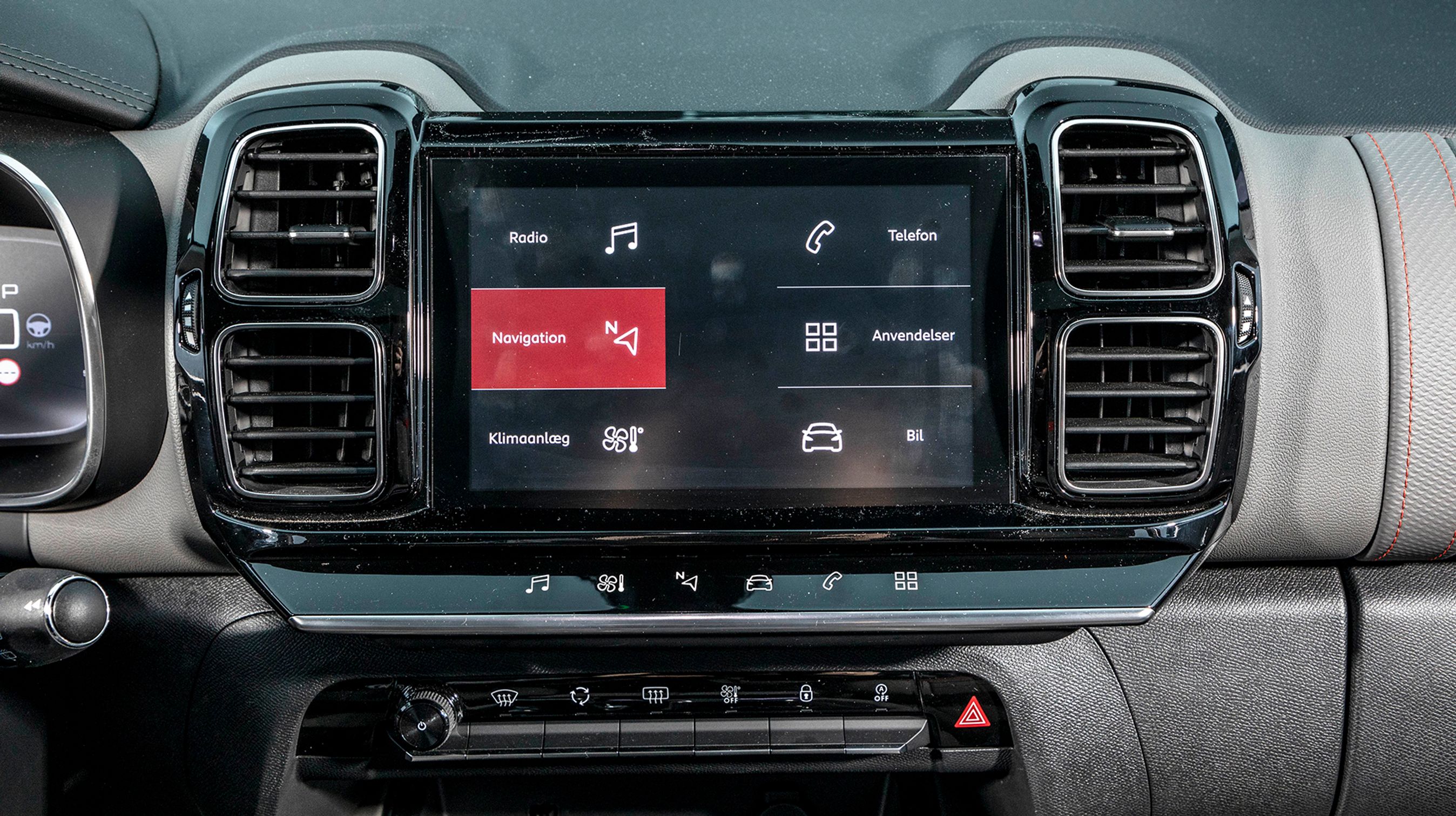 Den store skærm i midten er på 8 tommer og er trykfølsom. Alle menuer er på dansk, og ved at trykke på symolerne under skærmen skifter man mellem radio, klimaanlæg, navigation, bilindstillinger, telefon og særlige apps, herunder Apple CarPlay. Bemærk, at der er danske menuer.