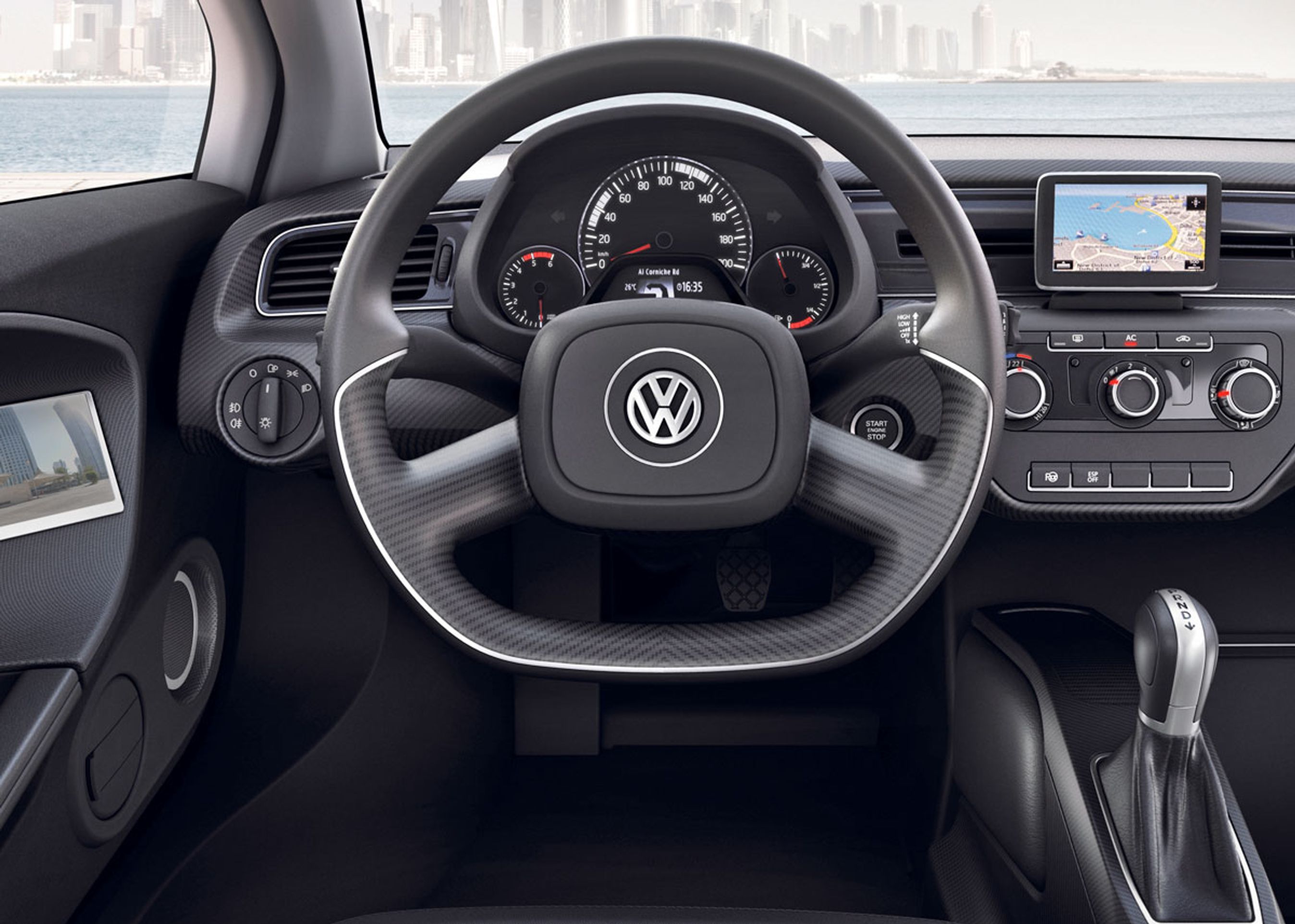 Førerpladsen minder nu meget om den, man finder i en rigtig bil. Bilen er helt tydelig gjort produktionsklar.