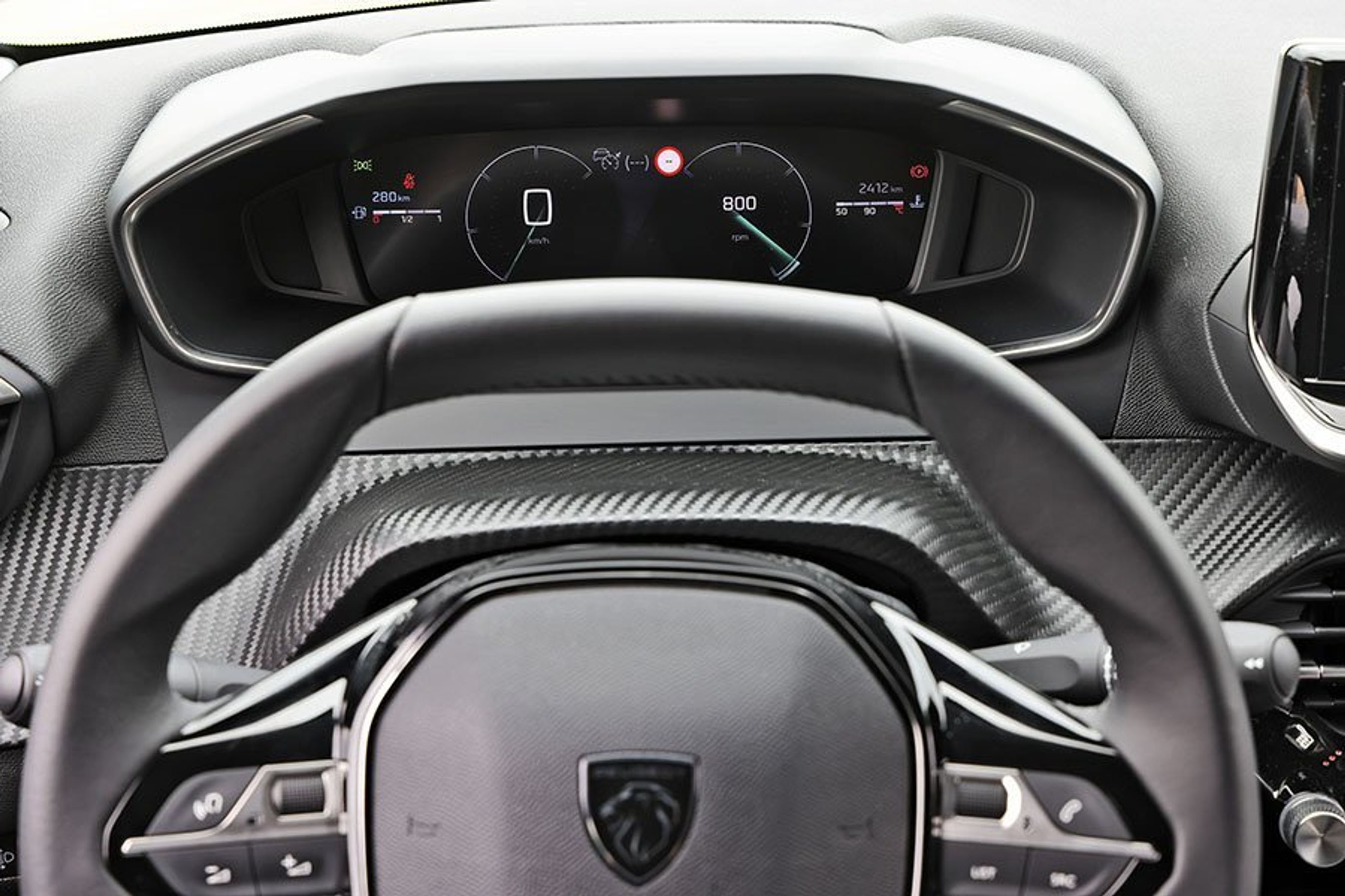 Instrumenthus over rattet i en Peugeot 208