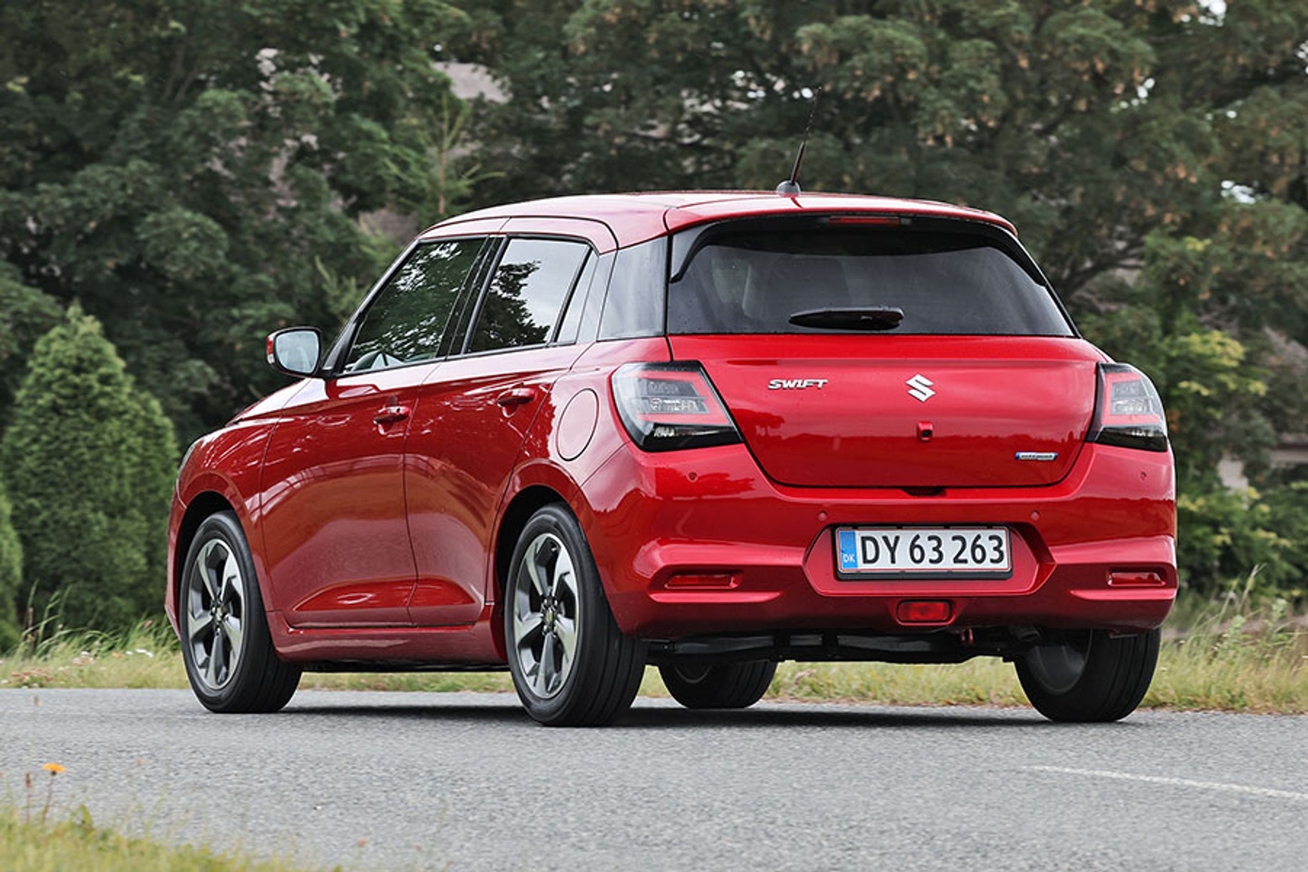 Rød Suzuki Swift set bagfra