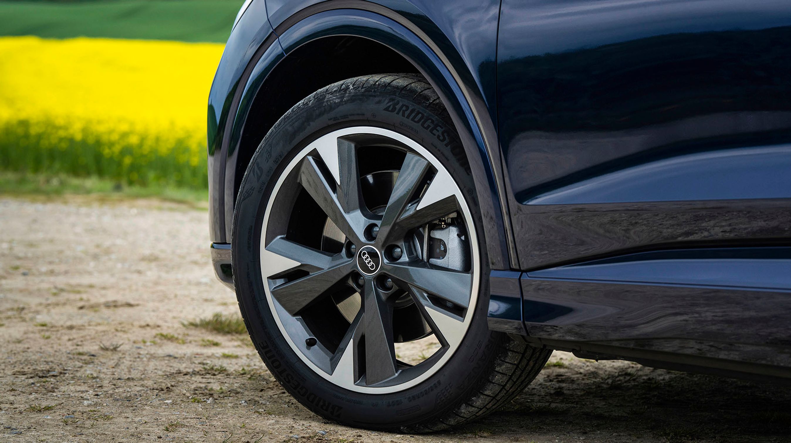 Audi Q4 e-tron kommer som standard med 19-tommer fælge, men kan som her opgraderes til større hjul. 20-tommer koster fra 6.000 kr. ekstra, mens 21-tommer hjul koster fra 17.000 kr. ekstra.