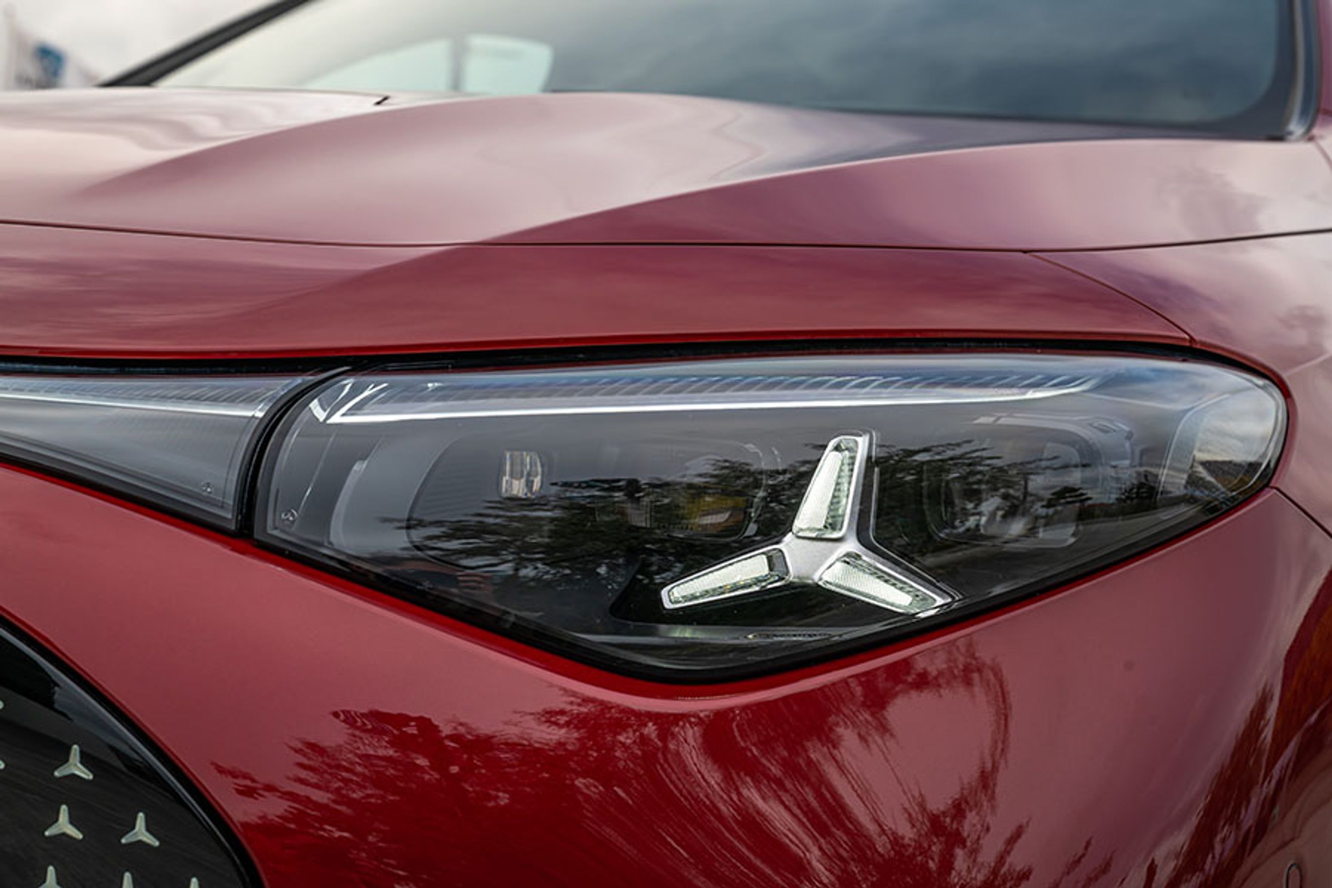 Forlygternes indsatser er udformet som en Mercedes-stjerne. Standardudstyret omfatter LED-lygter med automatisk op- og nedblænding, mens adaptive Multibeam LED-forlygter er en del af en kæmpe udstyrspakke til 67.500 kr.