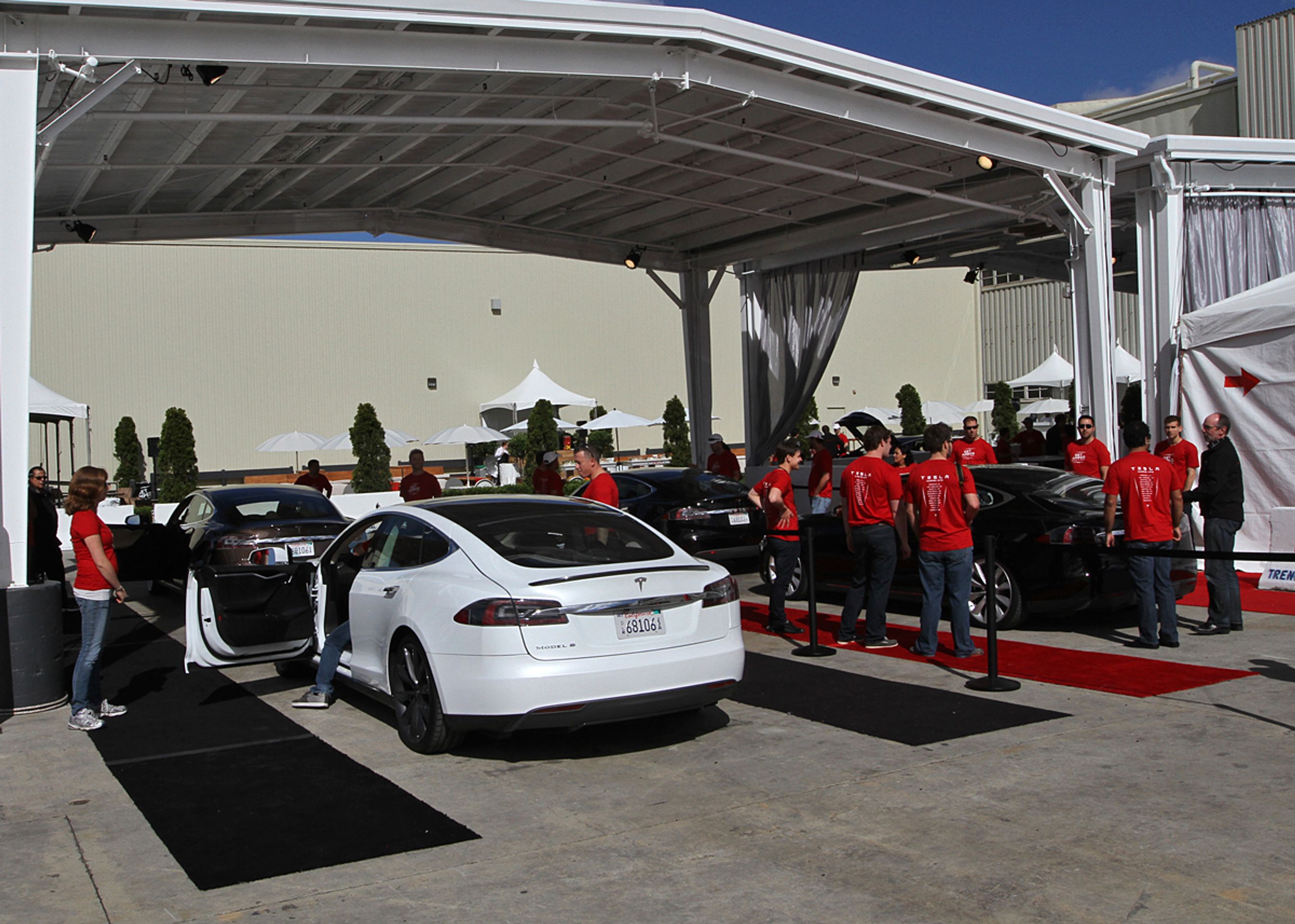 Samtidig med at de første kundebiler blev udleveret, kunne de flere tusinde "reservation holders" besøge fabrikken og få den første prøvetur i deres kommende bil.