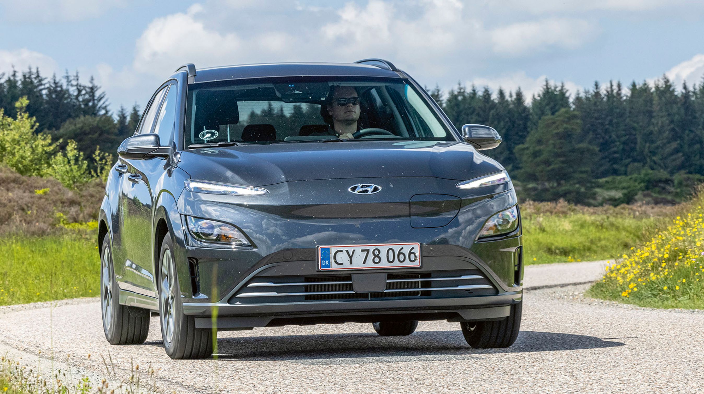 Hyundai Kona har for nylig fået et facelift med en mere vindglat front og et lettere opdateret interiør. Vi har her testet den i udgaven med det lille batteri på 39 kWh.