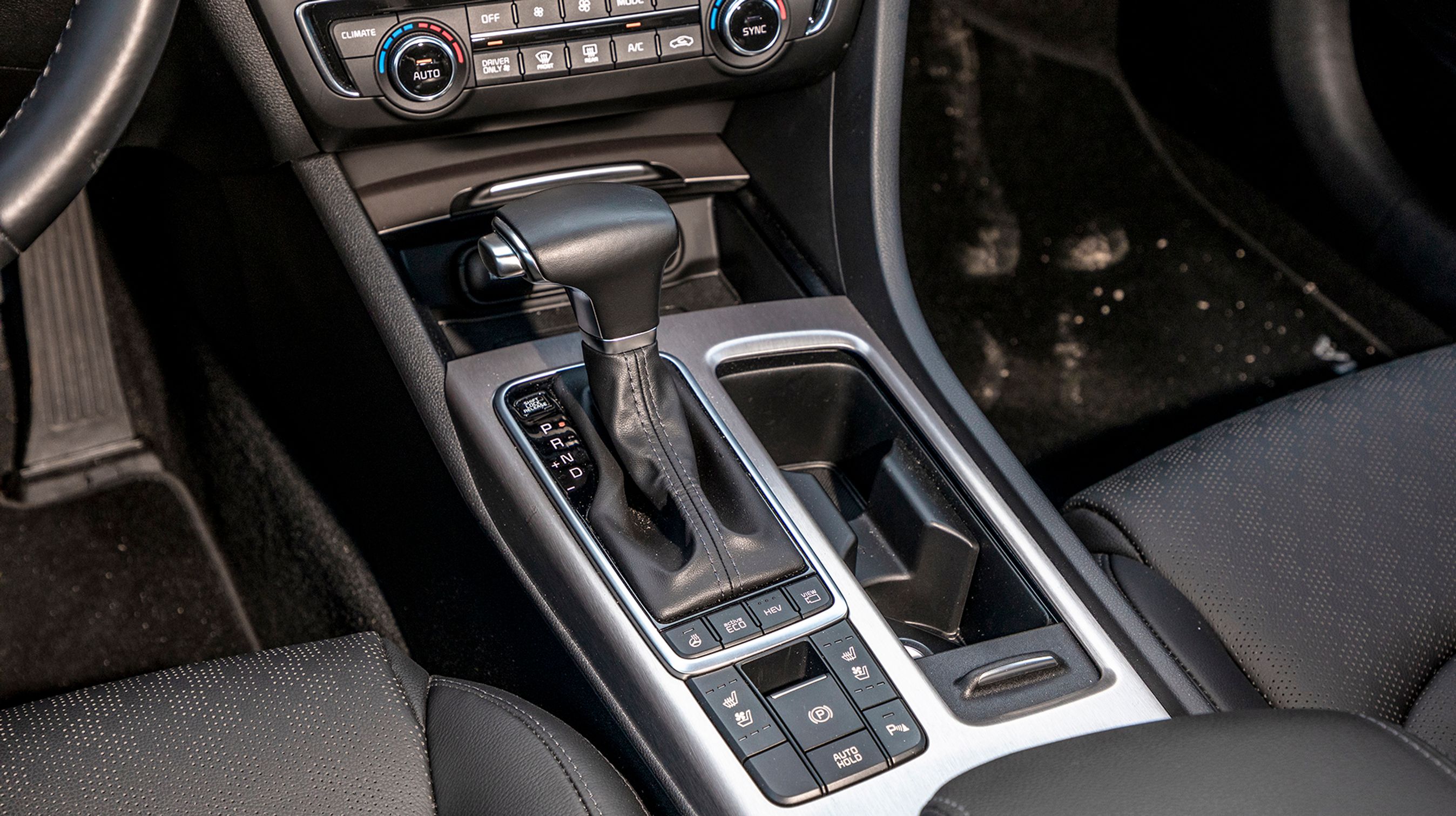 Gearkassen er en traditionel automatgearkasse med seks trin, og selve gearvælgeren er af den gammeldags type, hvor man selv skal huske at sætte den i 'P', når turen er slut.