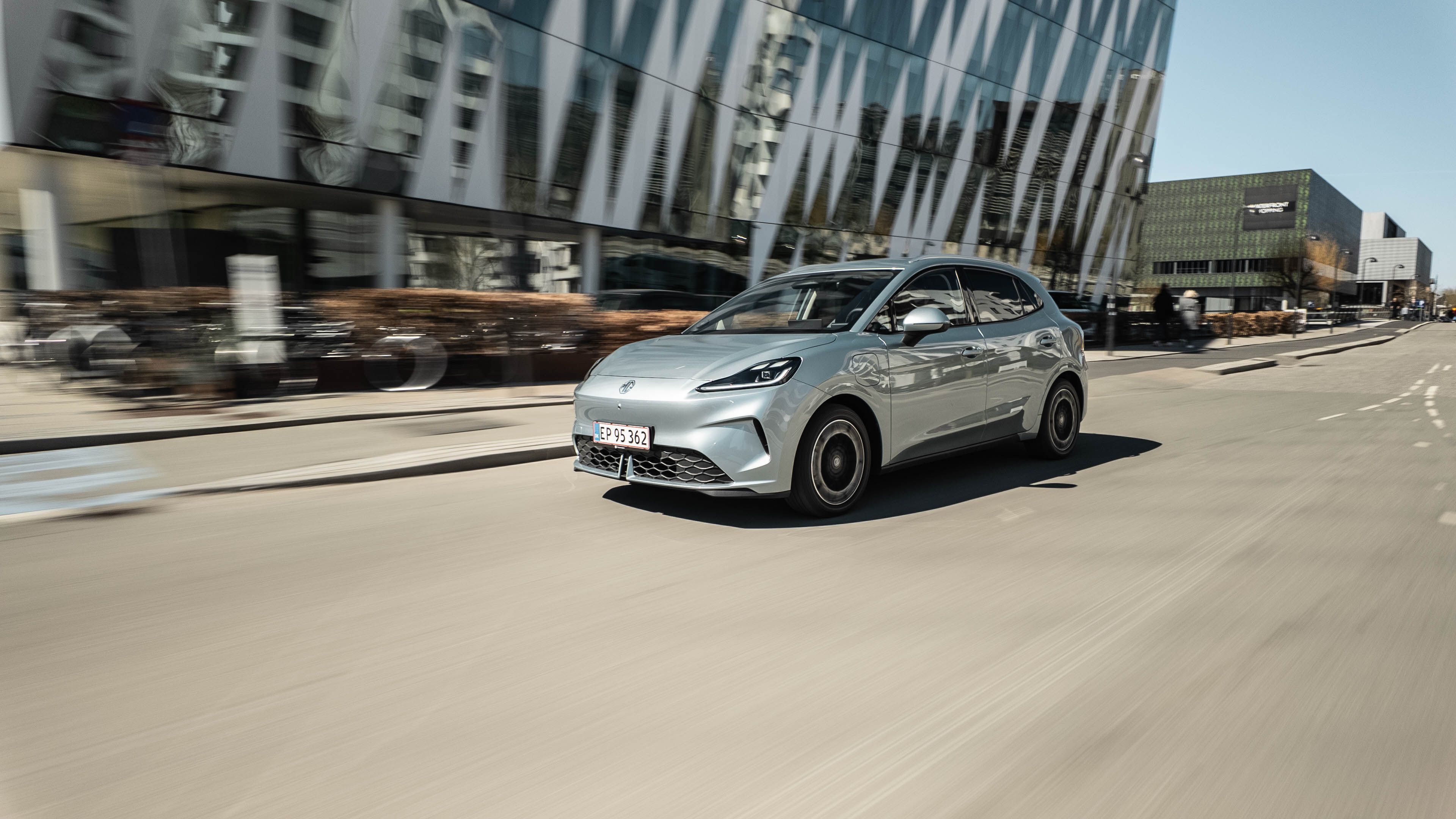 MG4 Urban set skråt forfra, mens den kører på byvej