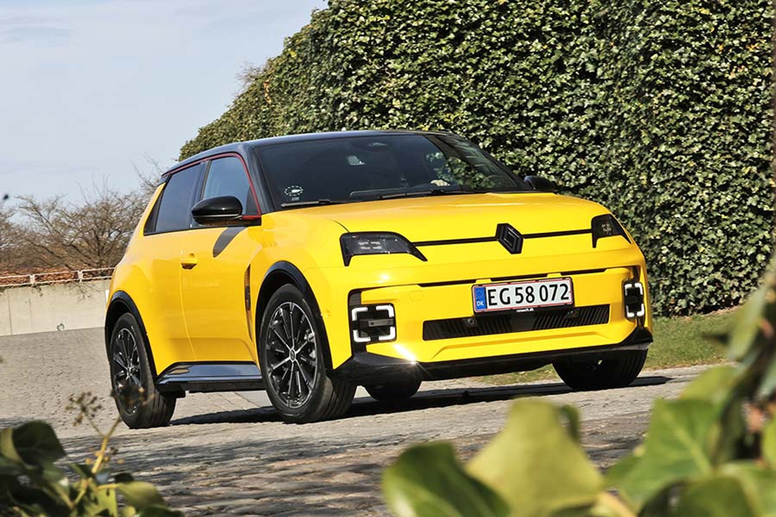 Renault 5 blev tidligere i år The Car of the Year 2025. Nu er bilen langt om længe kommet til Danmark til priser fra 185.000 kr. Vi har her testet topmodellen Iconic til 230.000 kr. i farven gul med sort tag, som koster 5.500 kr. ekstra.