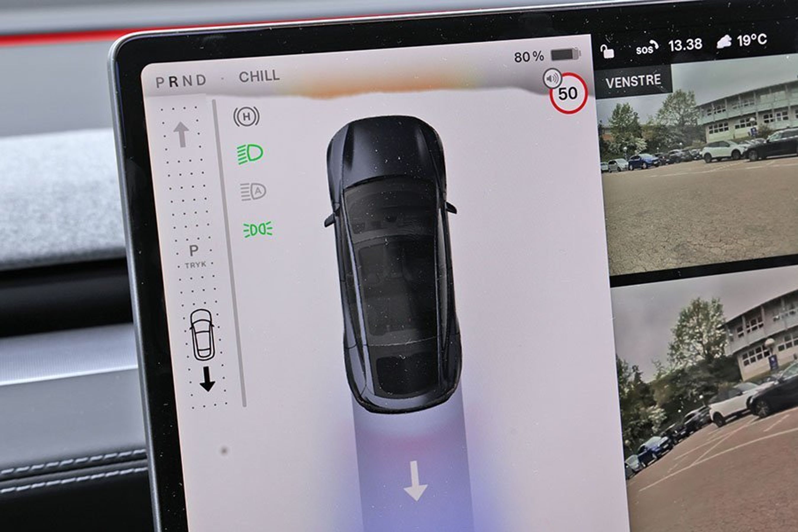 Gearvælgeren sidder i skærmen på Tesla Model Y