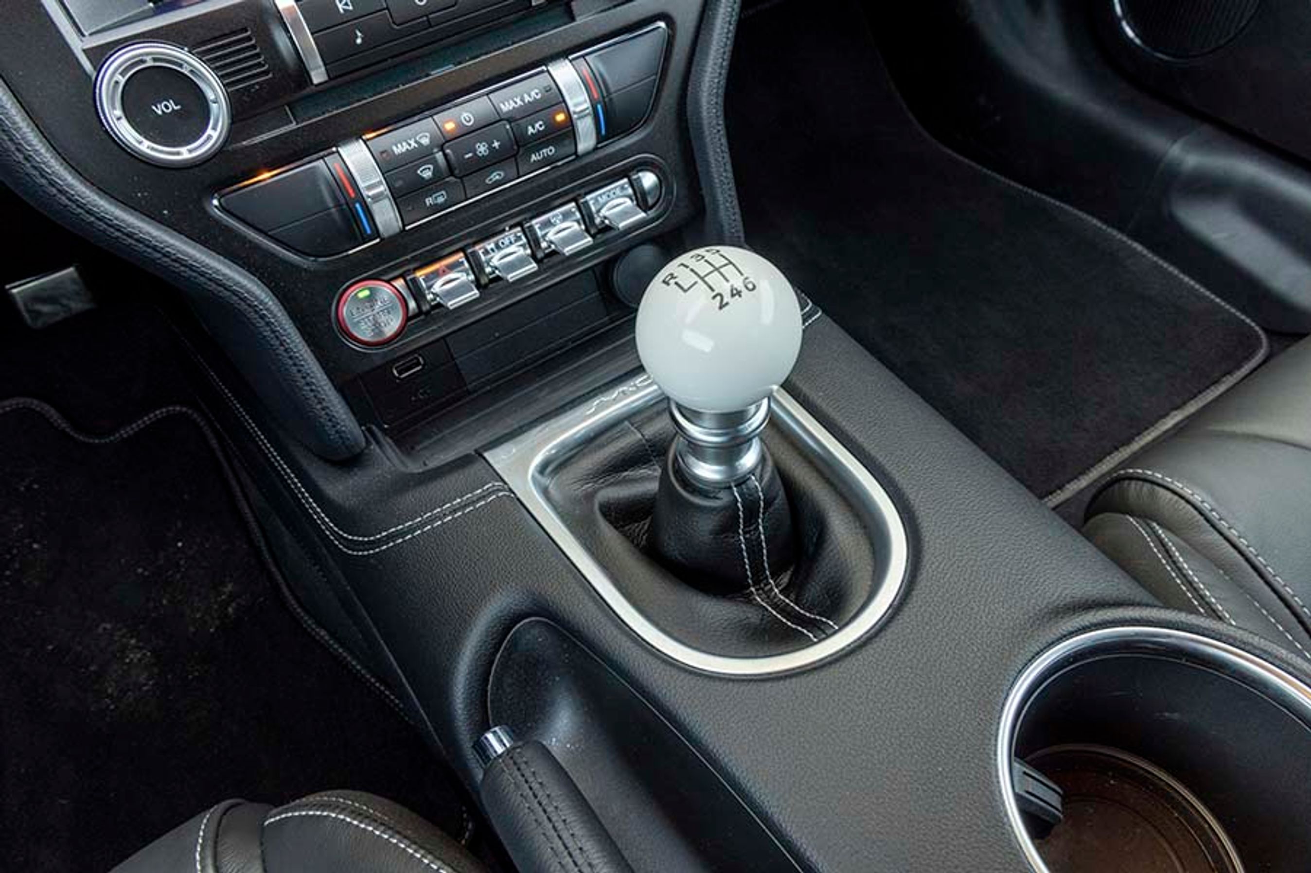 Den hvide gearvælger er forbeholdt Mach 1-udgaven, selve gearskiftet har god mekanisk fornemmelse, og vægten i skiftet passer til den kraftige motor. Et oldschool gearskifte.