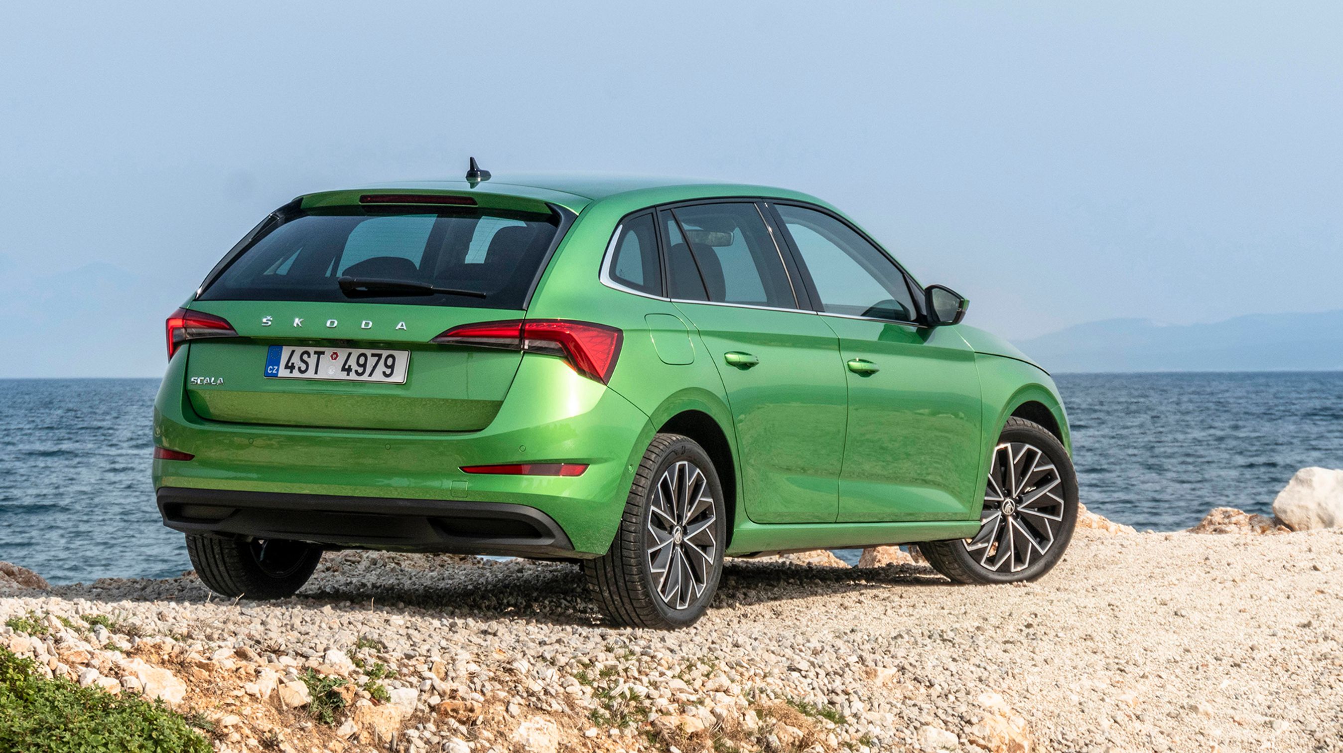 Scala er en femdørs hatchback, men er i form halvvejs en stationcar.