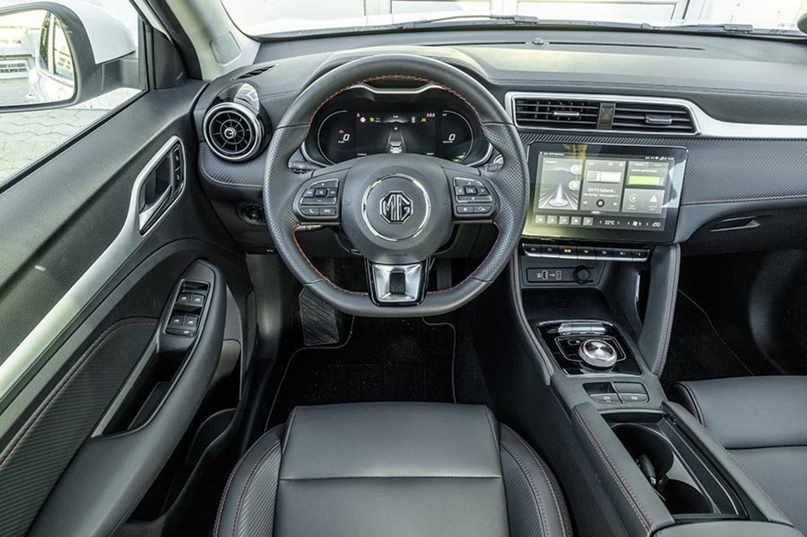 Førerpladsen er kraftigt moderniseret med et stort digitalt cockpit og en stor skærm i midten.