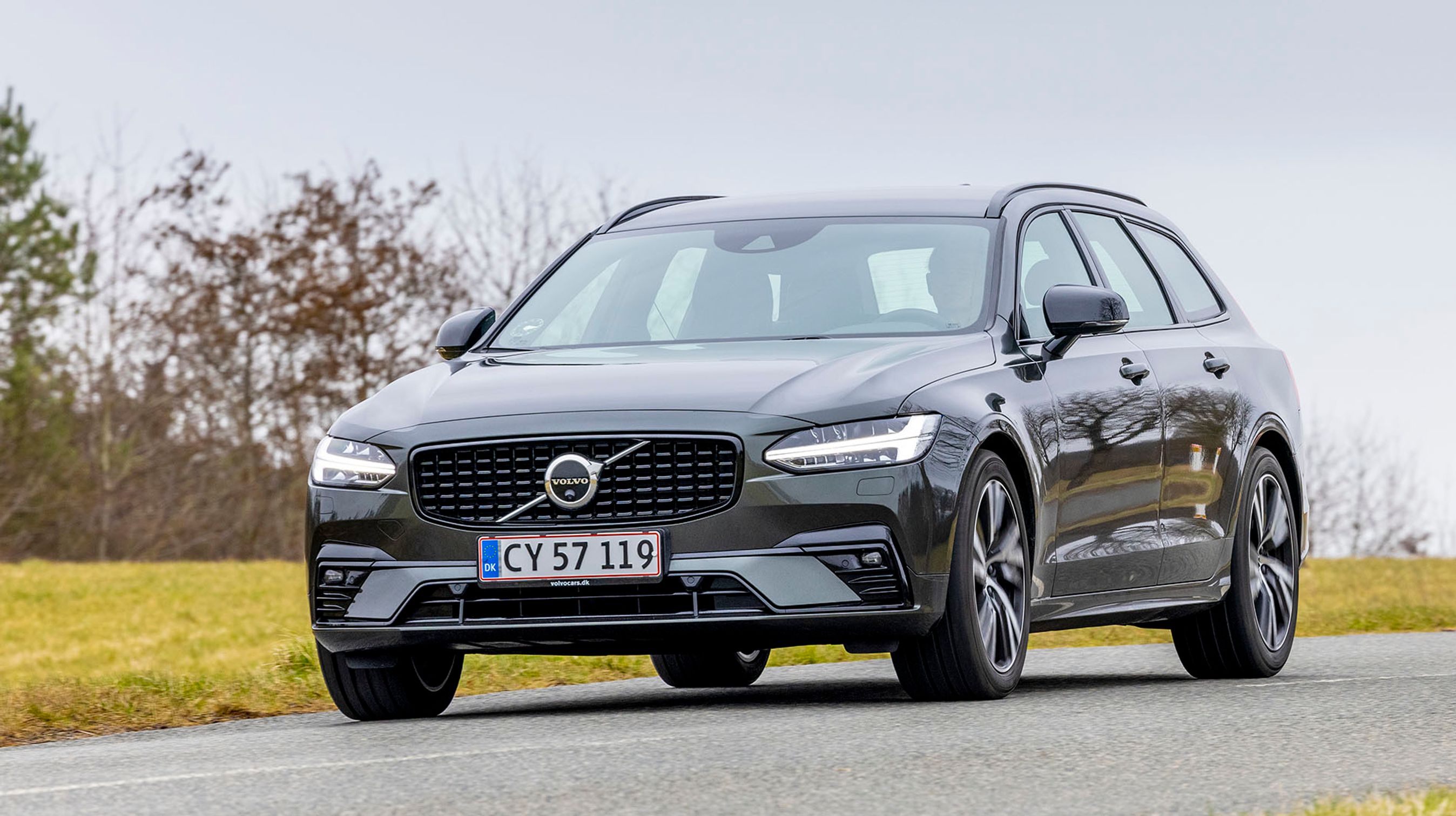 I R-Design udgaven er fronten sort i stedet for den typiske krom-belagte kølergrill. Forlygterne har de karakteristiske kørelys, som Volvo kalder ’Thors hammer’.