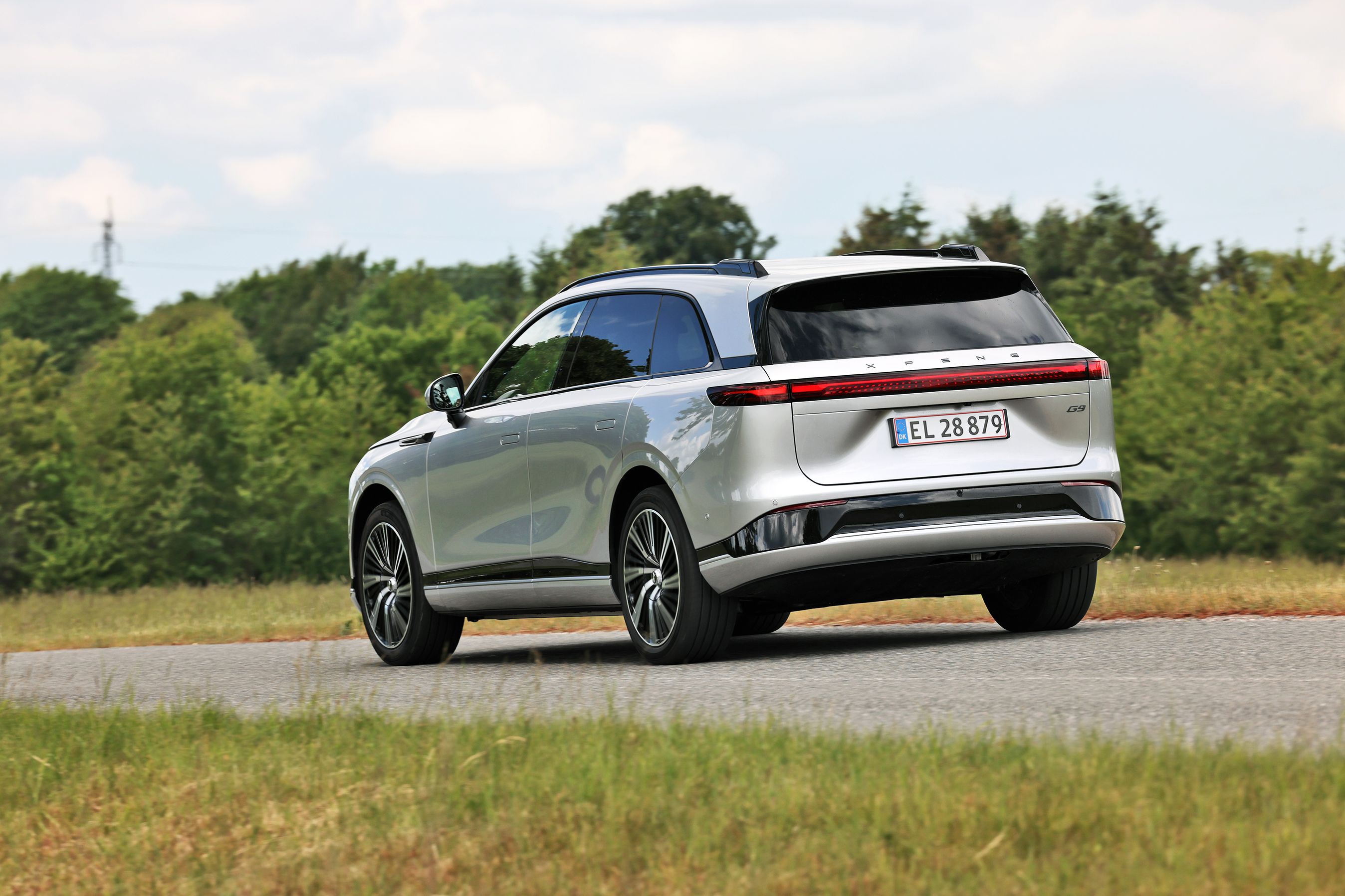 Xpeng G9 RWD Standard Range fra 2026 set bagfra på en dansk landevej. 