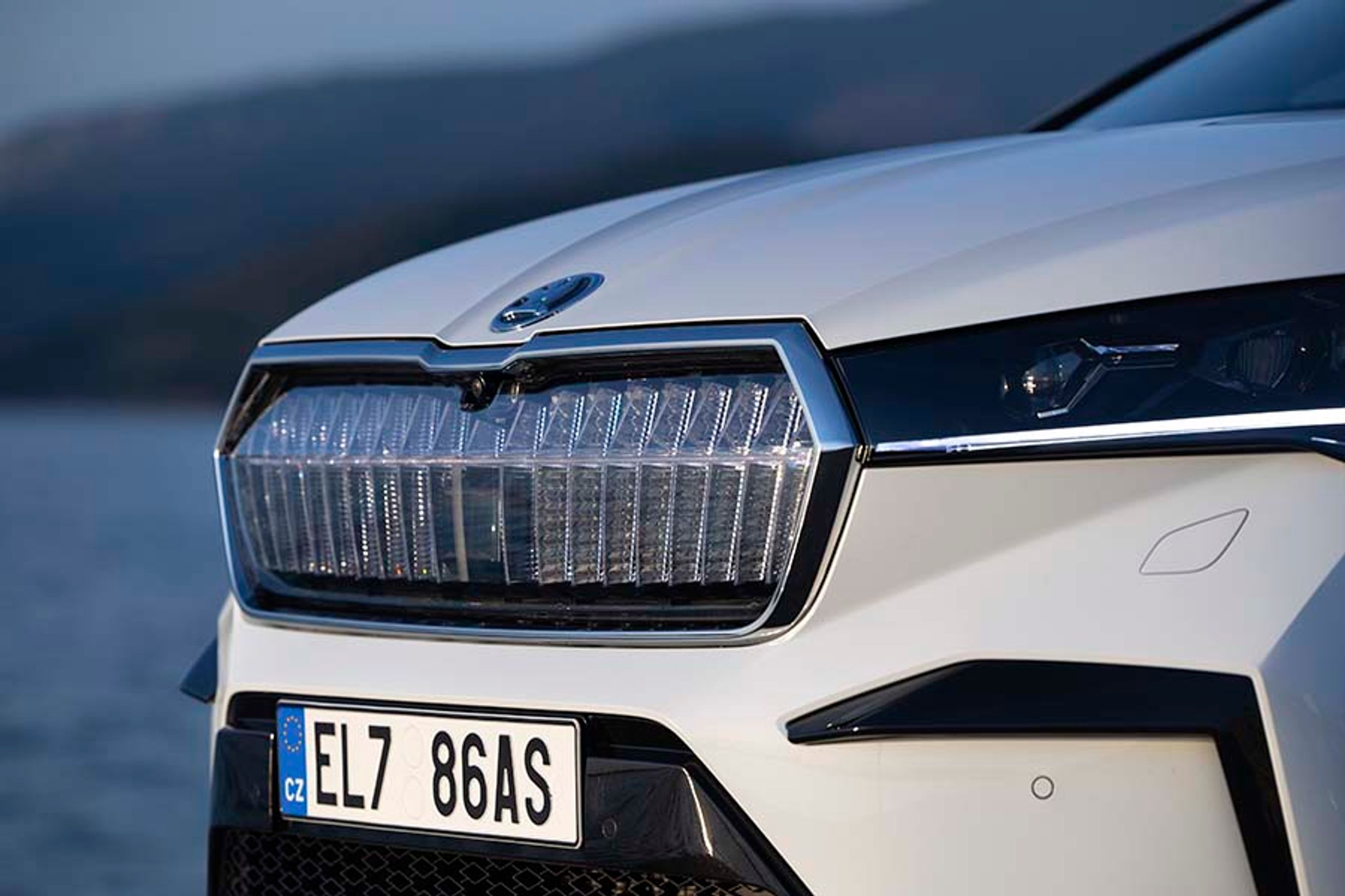 Man kan få Enyaq leveret med en særlig Crystal face-front, hvor der er lys i det gennemsigtige kølergitter. Den løsning vælger næsten hver anden køber. Merprisen er 15.000 kr., men er standard i topudgaven, RS.