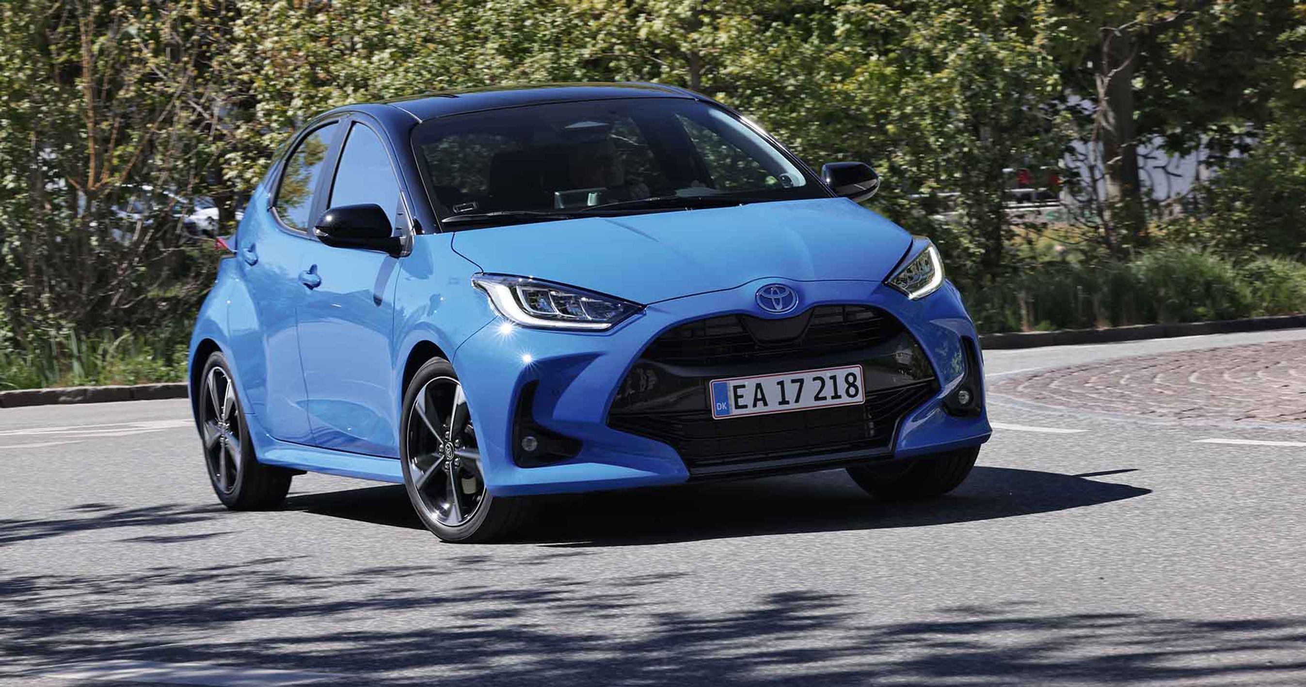 Blå Toyota Yaris kører i rundkørsel