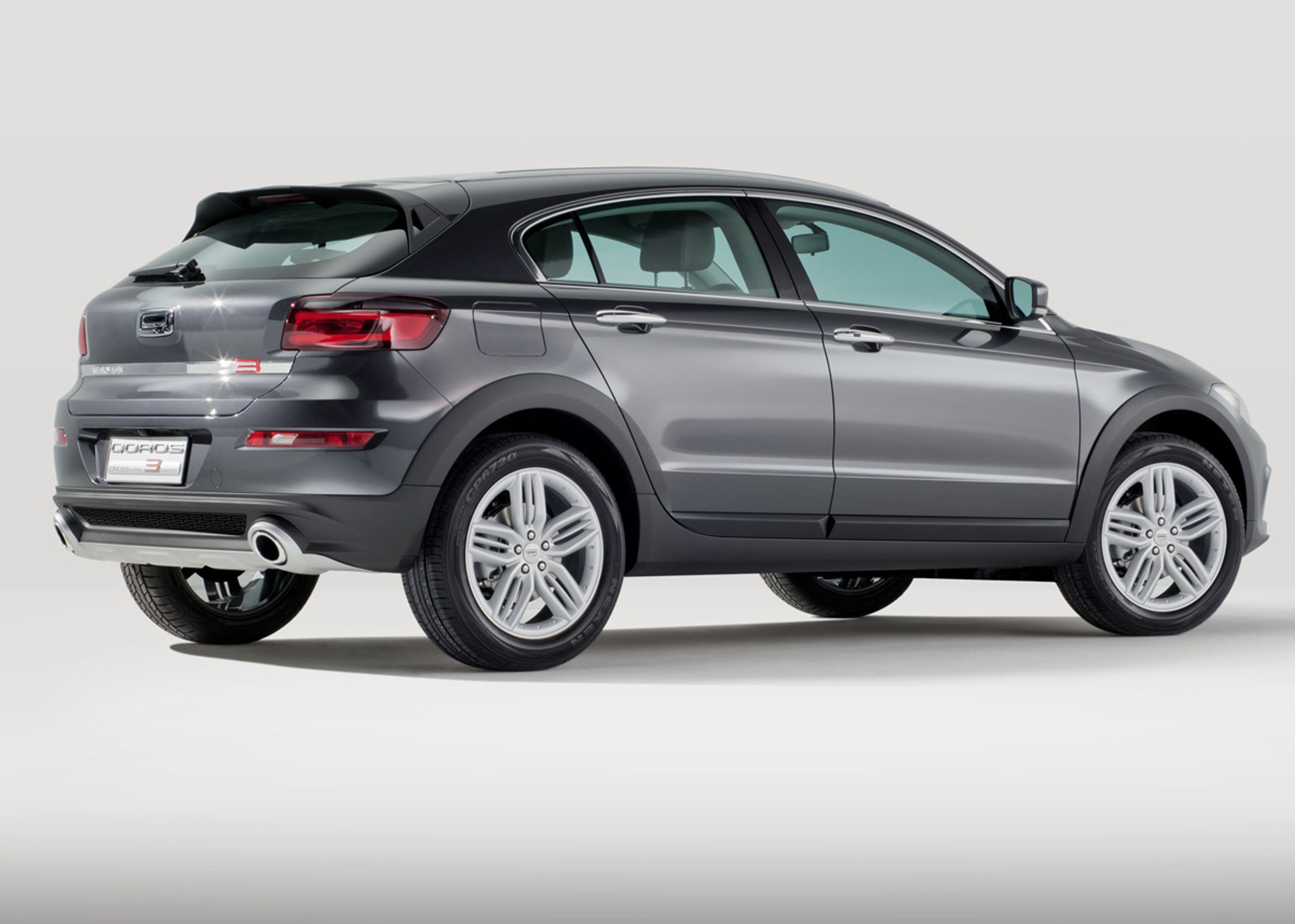 Qoros 3 Cross hedder denne SUV/crossover der først kommer som almindelig forhjulstrækker. Senere kommer den også med firehjulstræk og hybridteknik. Yderligere en version bliver en almindelig hatchback med samme grund-karrosseri, men med lavere undervogn og uden SUV-pynt.