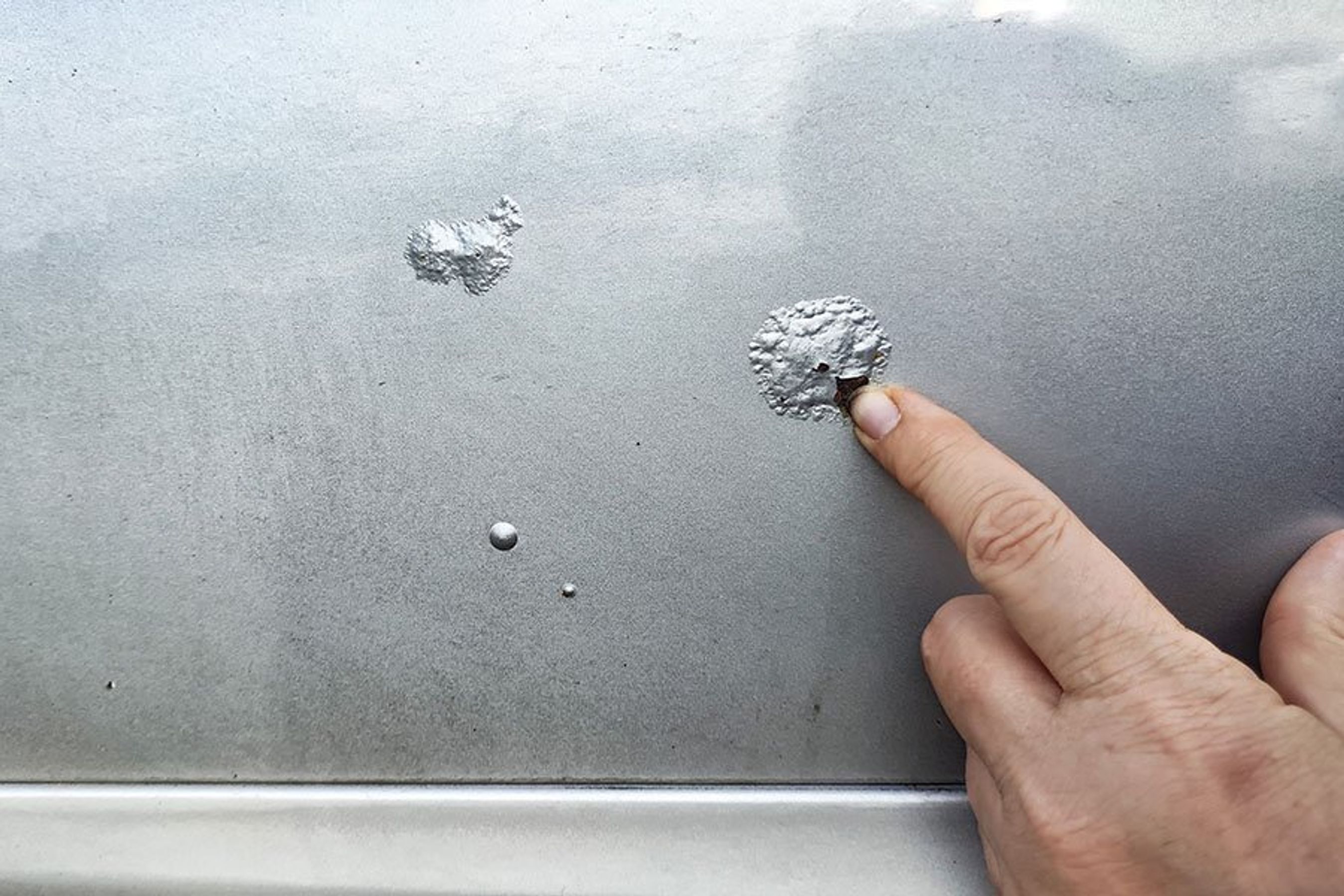 Rustskader på midten af en dør. 