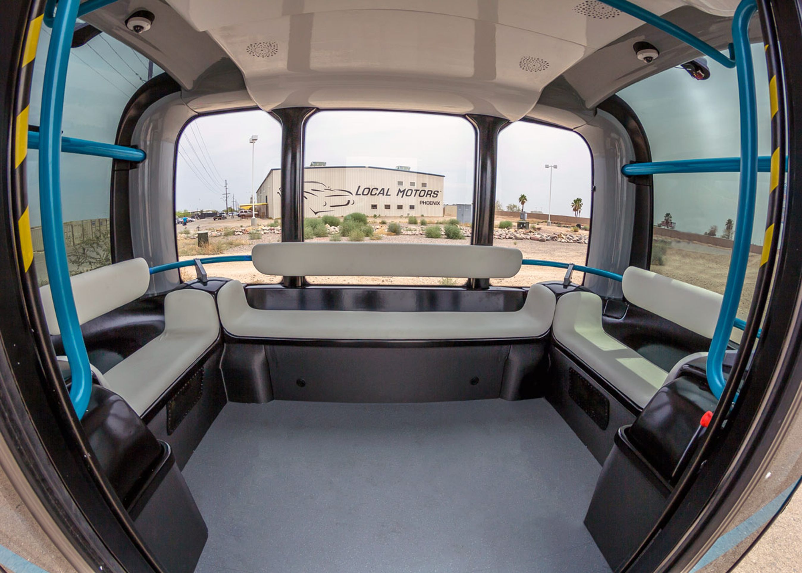 Der kan være op til 12 passagerer i Olli. Chauffør er der ikke nogen af.