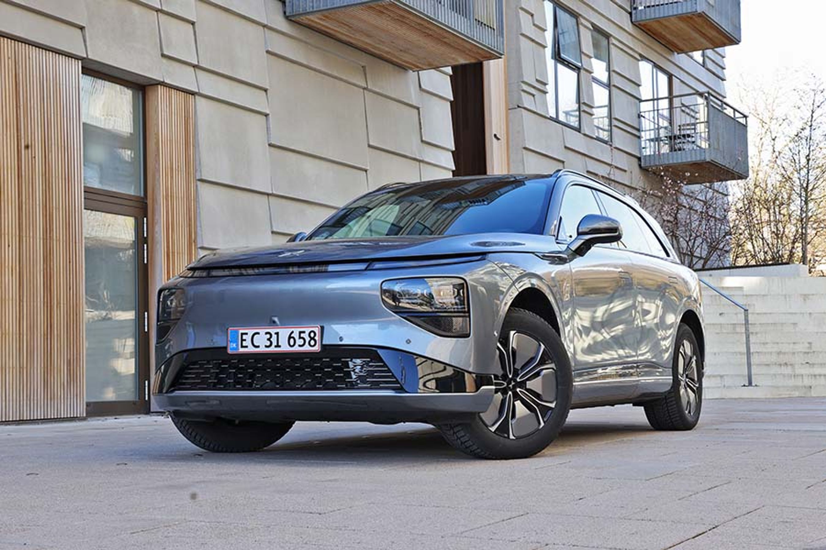 G9 er Xpengs største SUV-model. Den er næsten fem meter lang og to meter bred. Dermed fylder den godt op i p-båsene, og lander man på en p-plads, hvor bilerne holder tæt, kan det være svært at komme ind og ud.