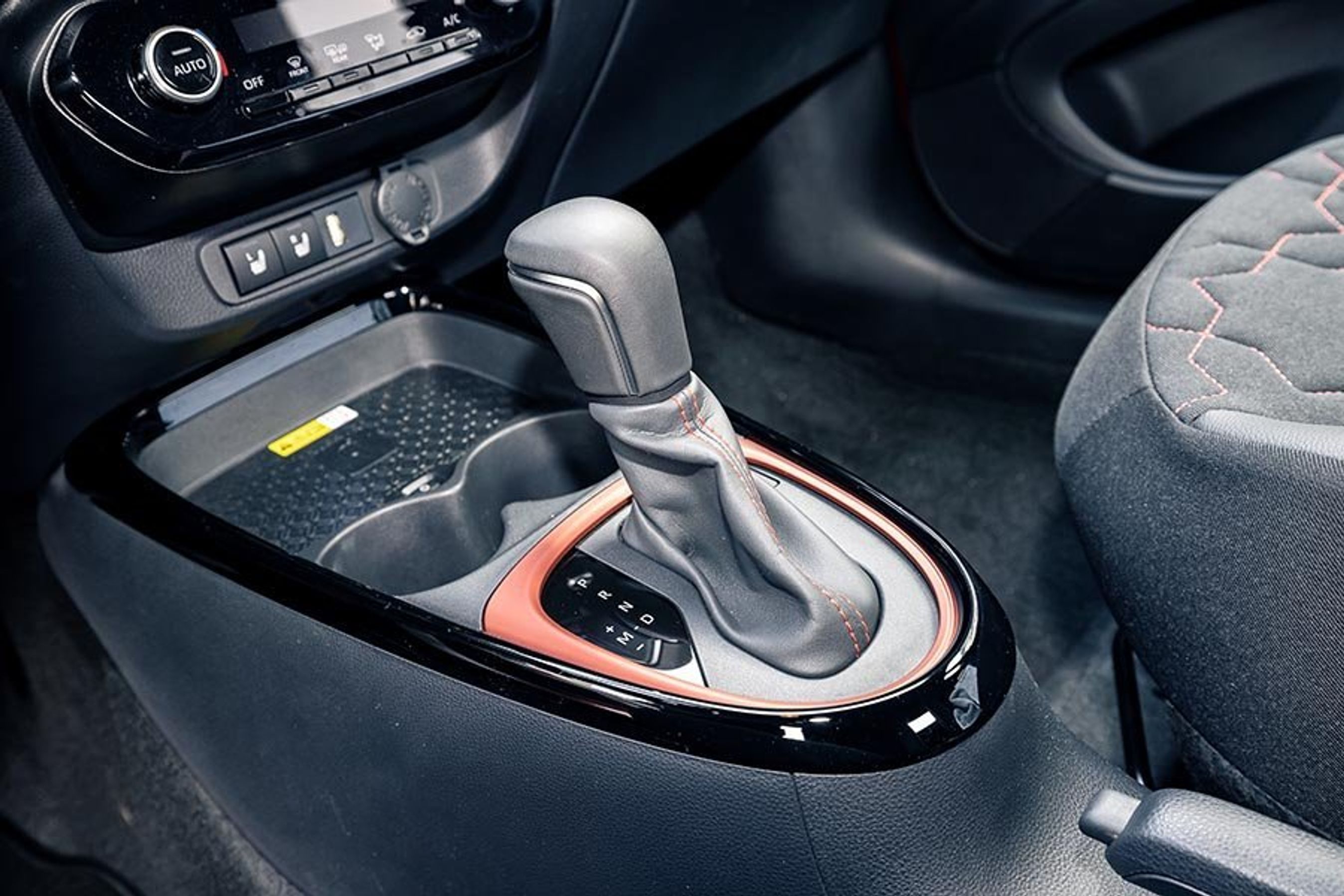 Gearvælger i en Toyota Aygo X.