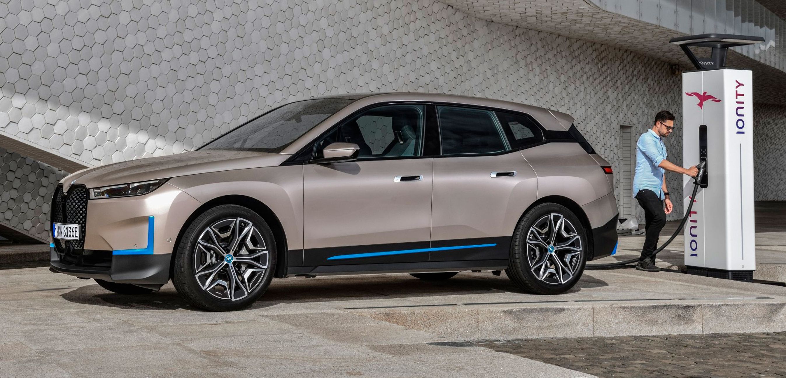 BMW iX kan lydlade med 200 kW. Rækkevidden er over 600 km, i hvert fald i denne topudgave.