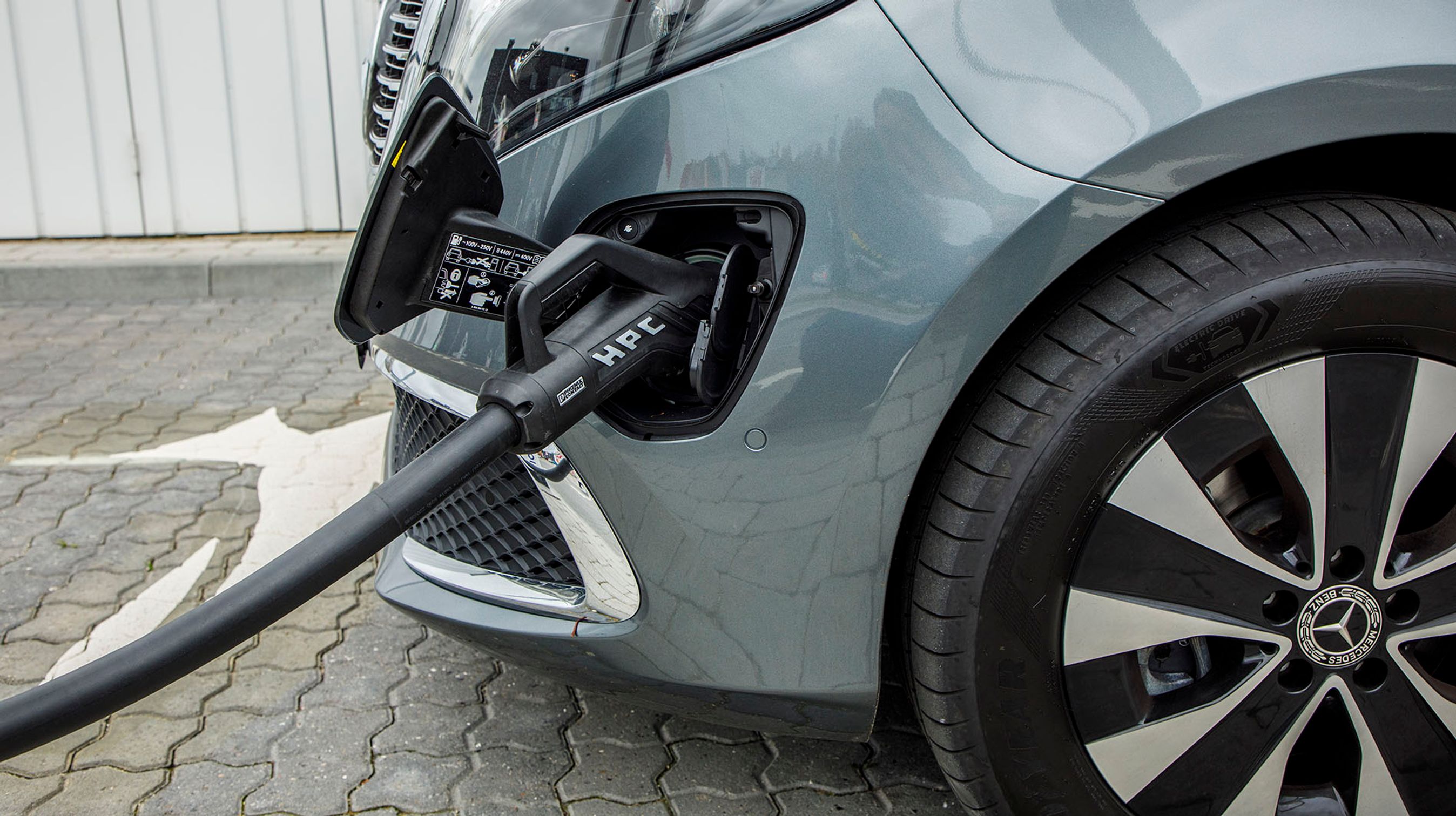 Ladestikket er placeret i forskærmen, hvilket ikke er særlig smart. Man kan oplade med tre faser og 11 kW hjemme, mens man på farten kan oplade med op til 110 kW ved en lynlader.