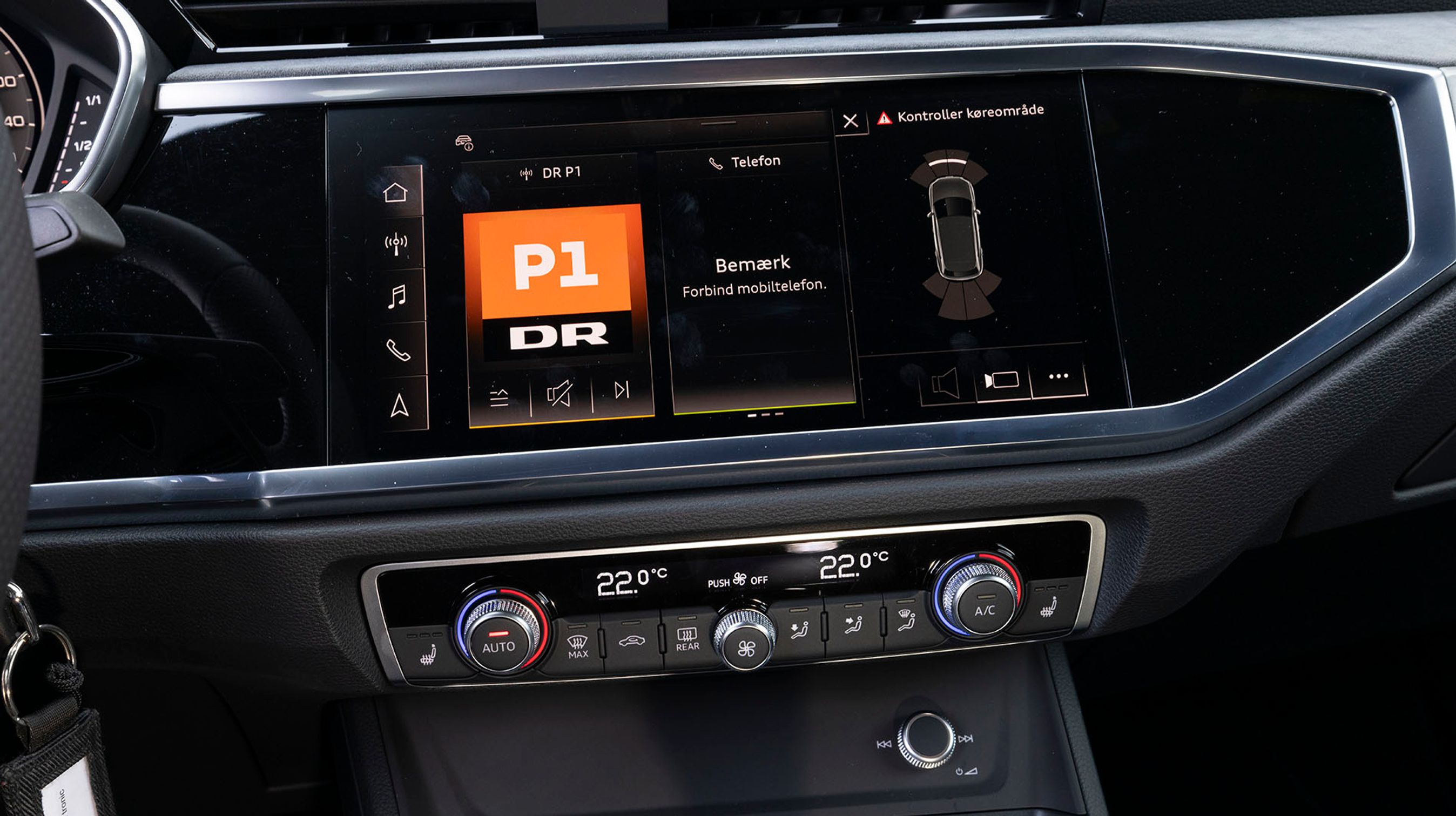 Skærmen er flot integreret i instrumentbordet og er nu en trykskærm. 