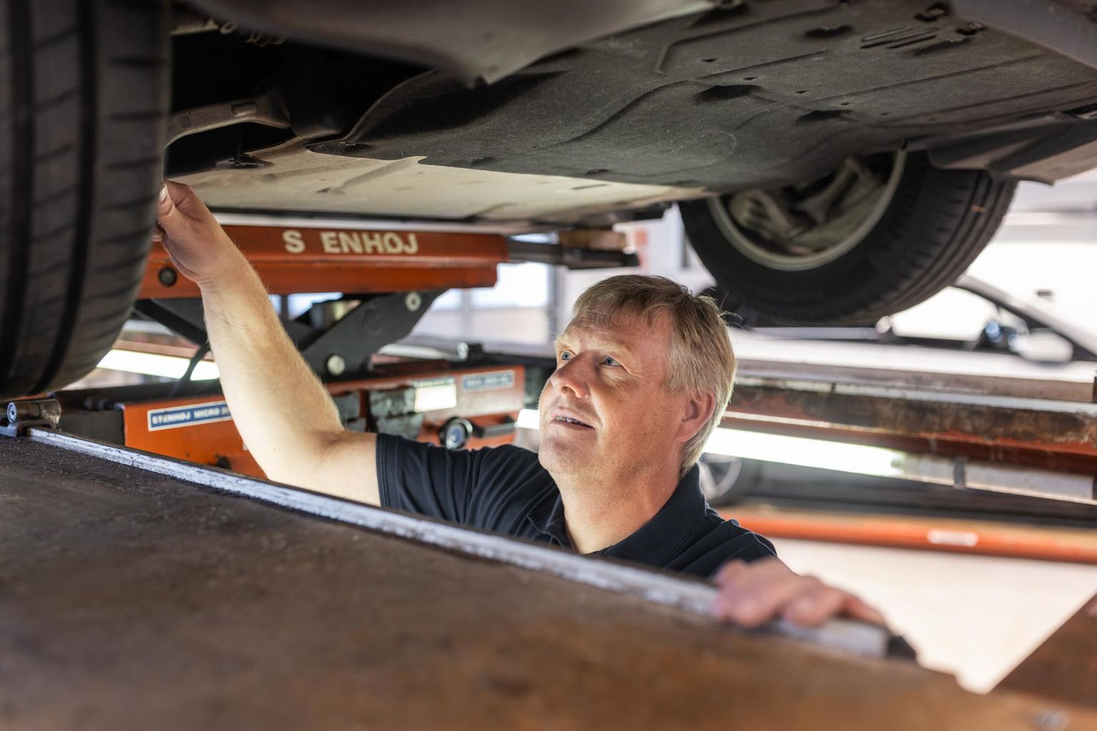 Teamleder Morten foretager bilsyn og biltest på testcenterets synshal