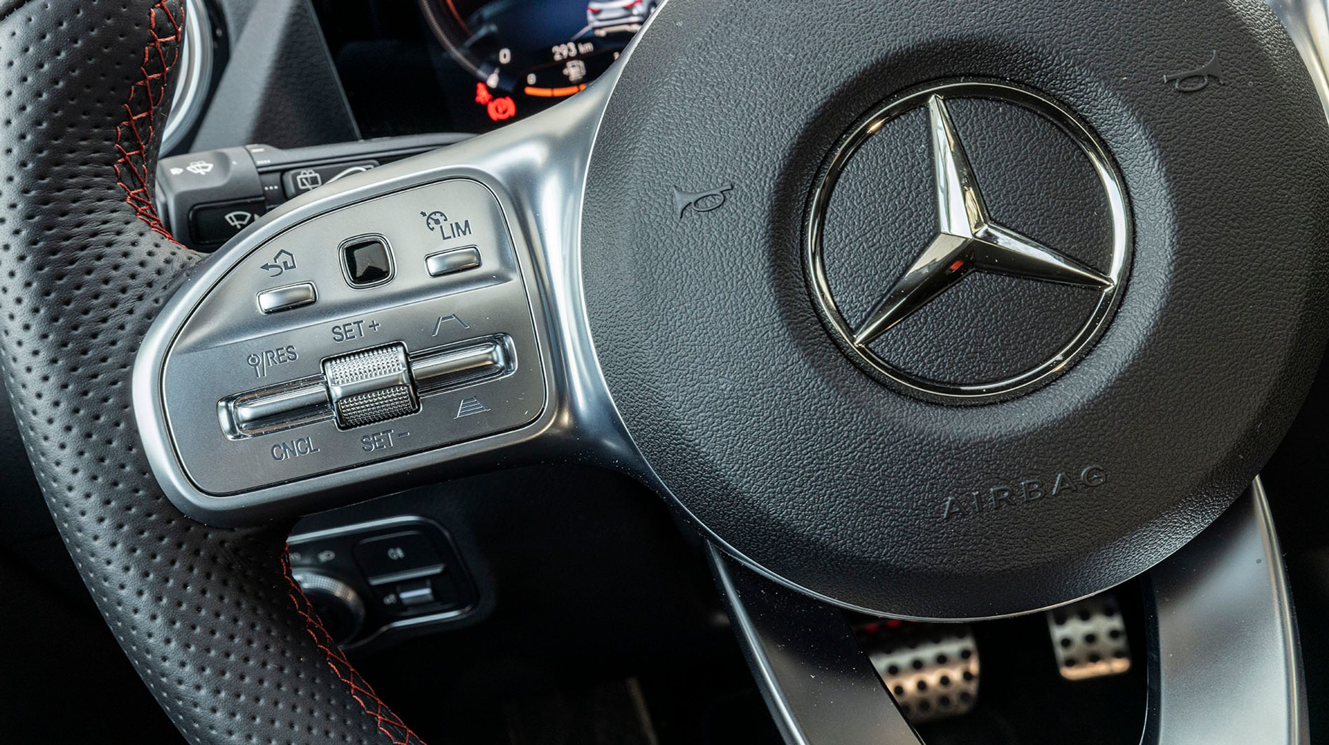 Man styrer fartpiloten fra rattet, og med den valgte førerassistentpakke kan fartpiloten sættes til selv at følge fartgrænserne.