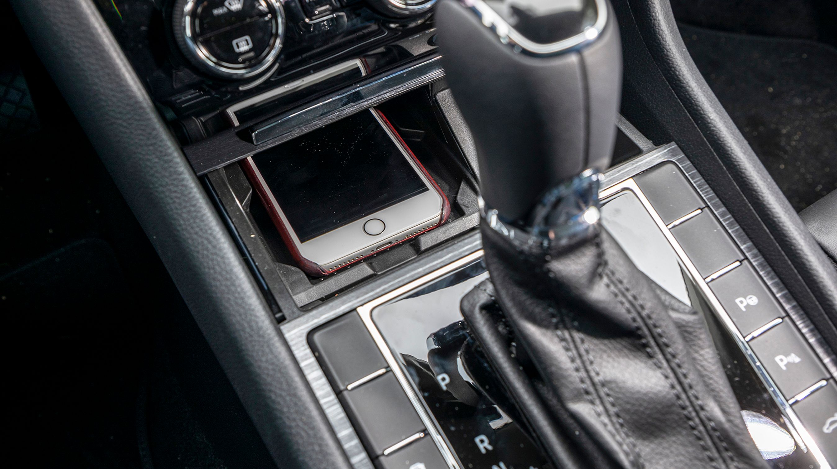 Det er lidt svært at få mobilen lagt på plads, men når først den er dernede, så er trådløs opladning standard på alle udgaver af Superb. Dog ikke kombineret med trådløs Apple CarPlay, her skal du bruge kabel. Android Auto er ikke lanceret endnu. 