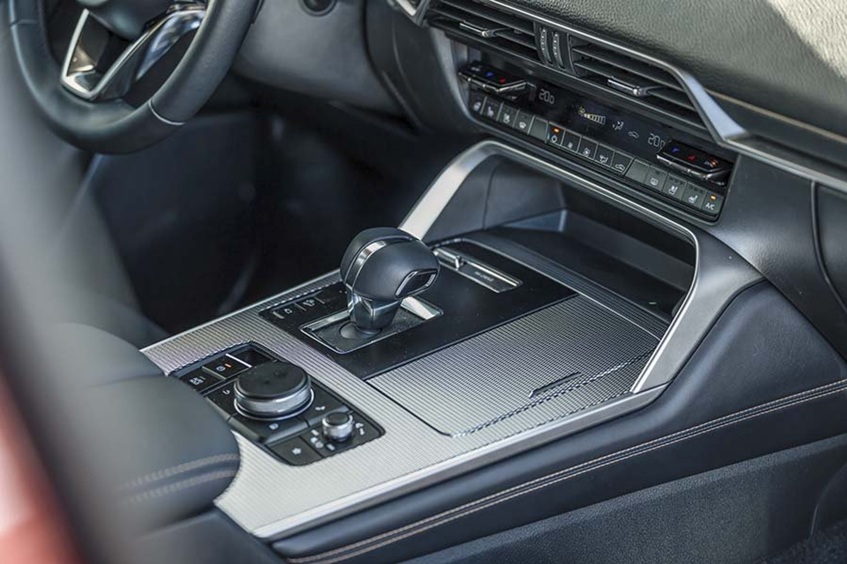 Gearstangen er lille og lav og af den type, hvor man selv skal sætte den i P. 