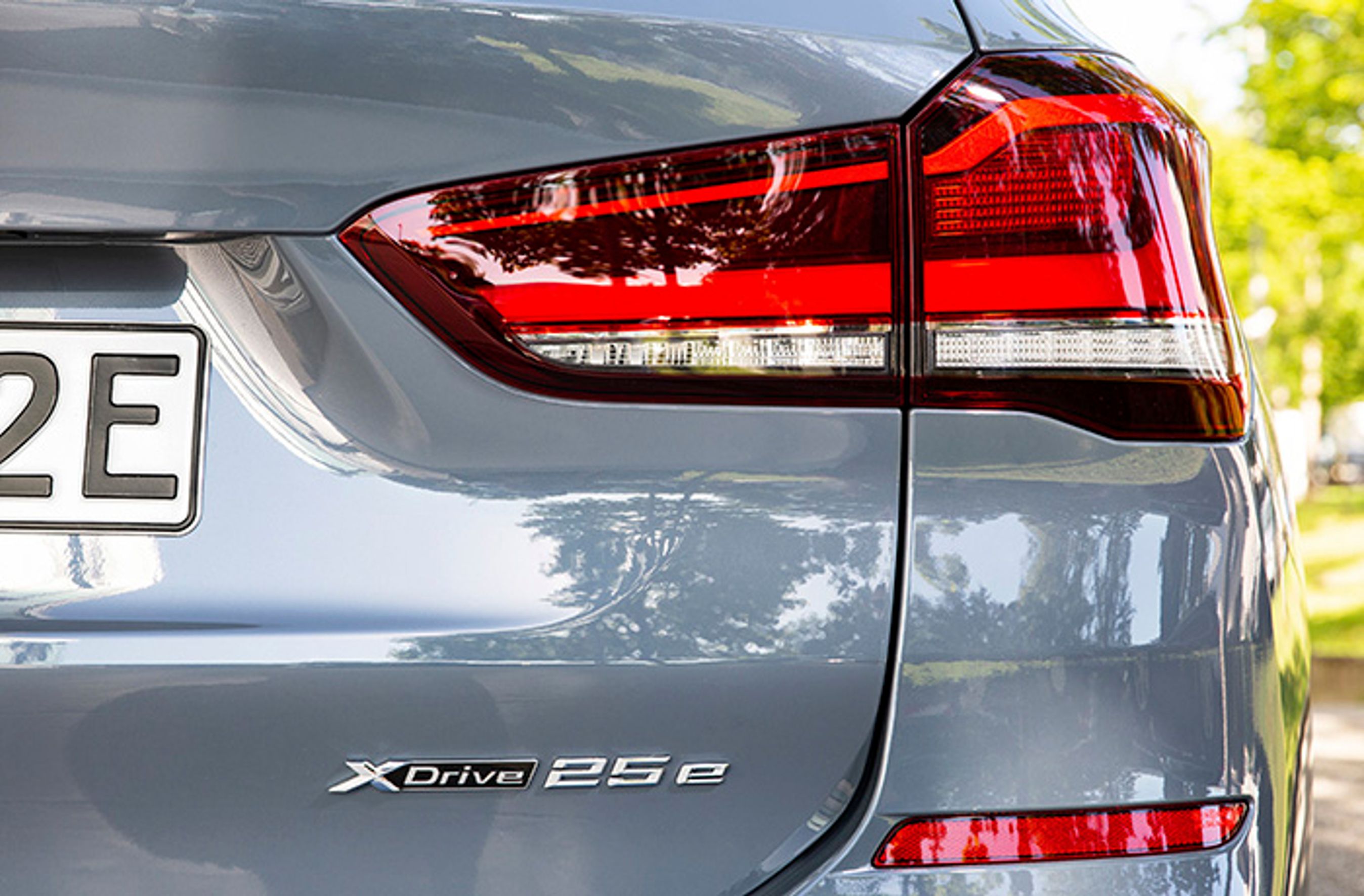 Xdrive betyder hos BMW firehjulstræk. 25 angiver en relativ størrelse på effekten, men fortæller intet om motorstørrelsen. Det lille ’e’ fortæller, at der er tale om en plugin-hybrid.