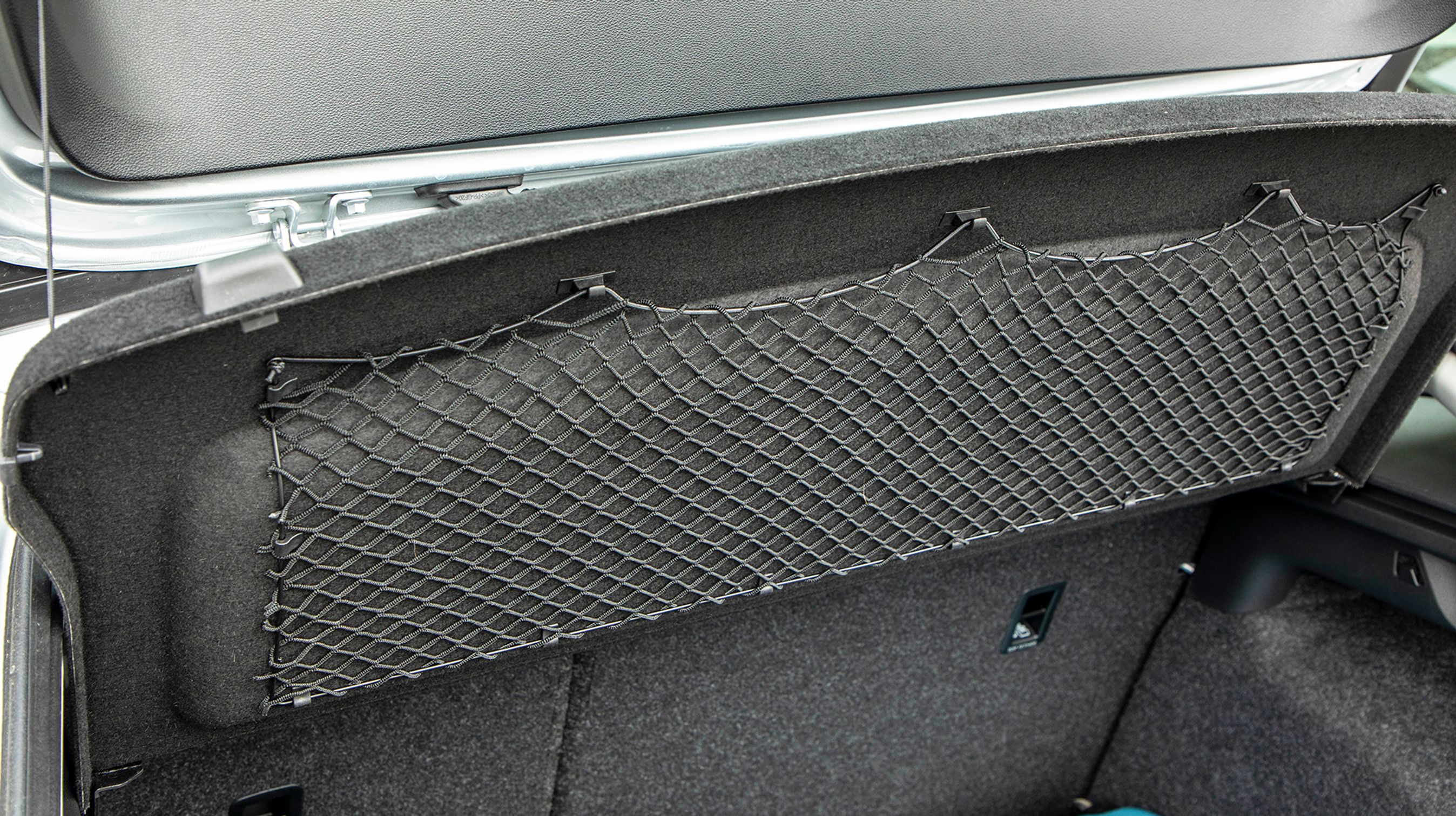 Små praktiske løsninger, som dette net i bagagerummet, gør, at man bliver glad for Skoda Scala i hverdagen.