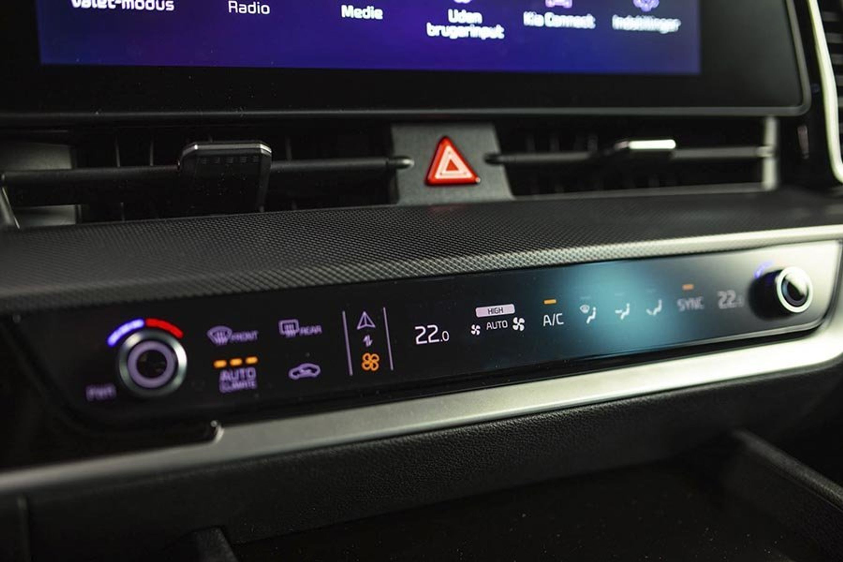 I den brede midterkonsol er der nemt tilgængelige knapper til bl.a. sæde- og ratvarme.