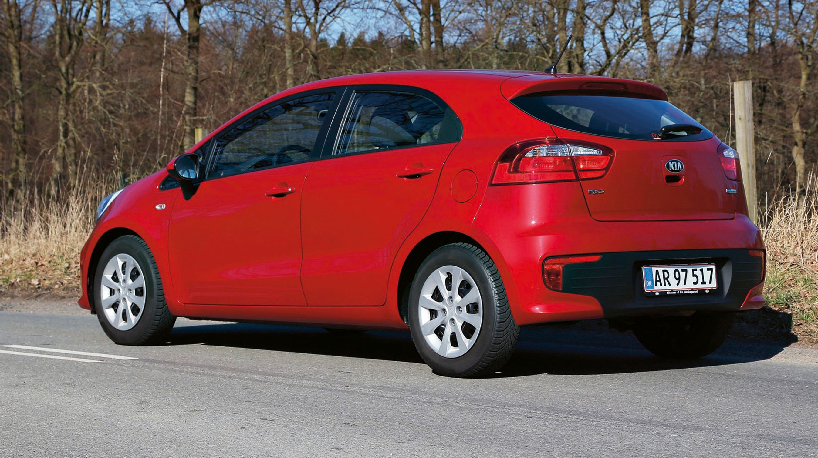 Faceliftet er meget diskret og ses tydeligst på det nye design på de sorte plaststykker under nummerpladen. Rio fås både i en 3- og en 5-dørs version. Du sparer 5.000 kr. ved at vælge 3-dørsversionen.