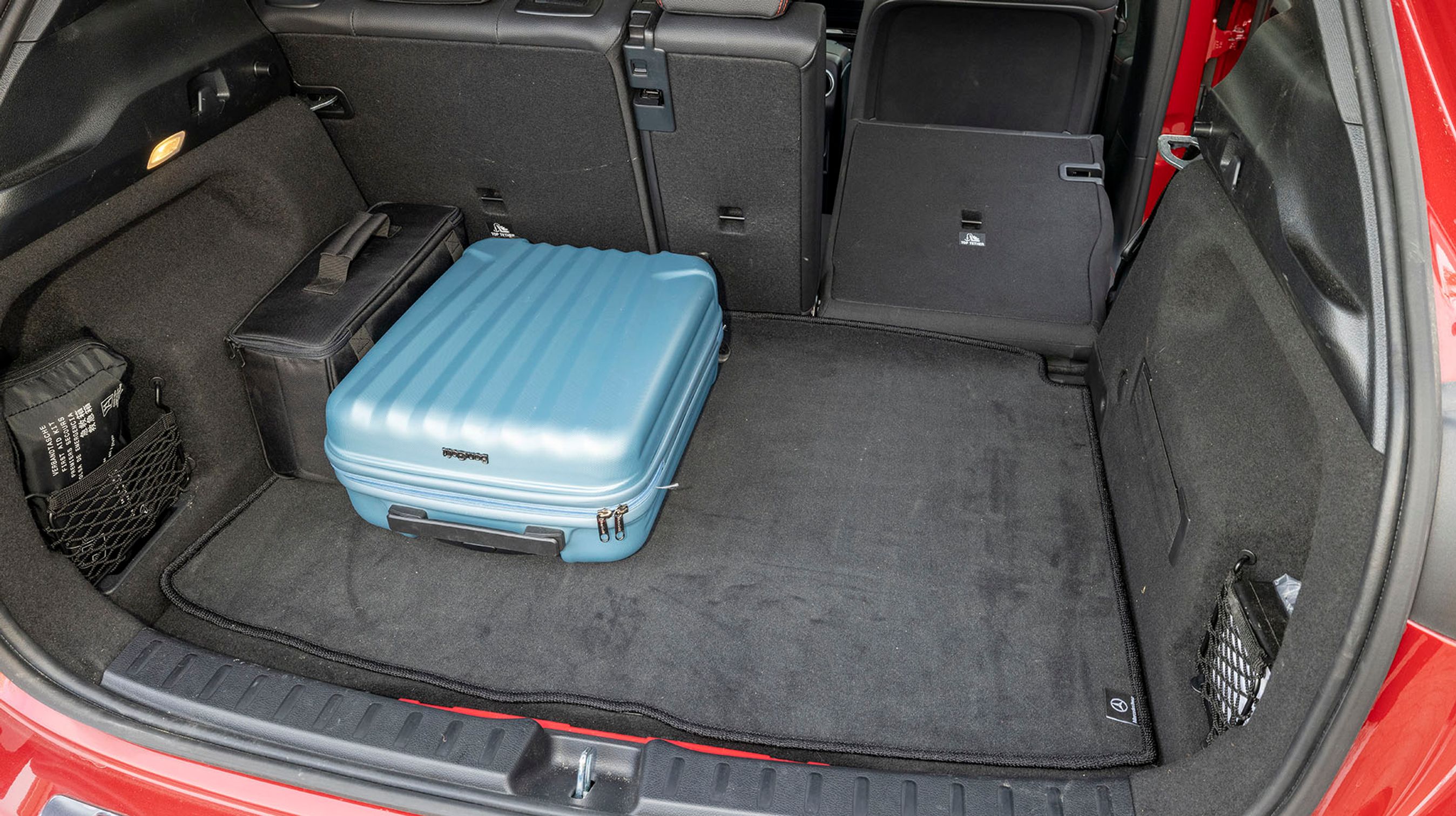 Bagagerummet er rimeligt i størrelsen, men vi savner et rum under gulvet til kabler. I stedet skal man altid have dem med i bagagerummet i den lille sorte taske.